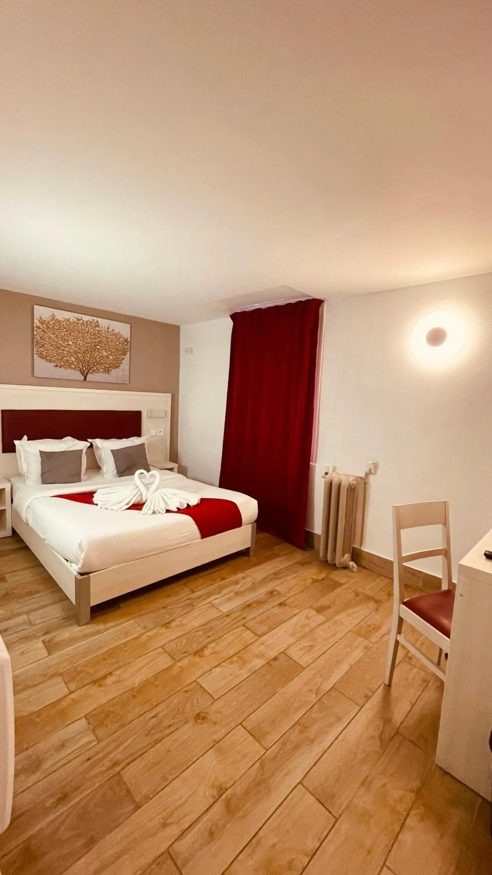 Photo of the whole room, Bed in Pavillon Opéra Lafayette