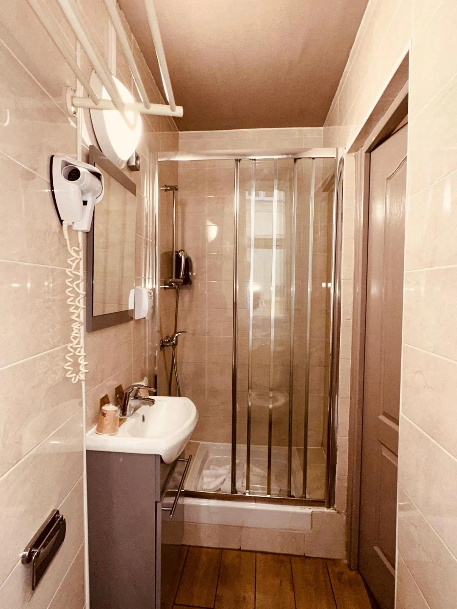 Shower in Pavillon Opéra Lafayette