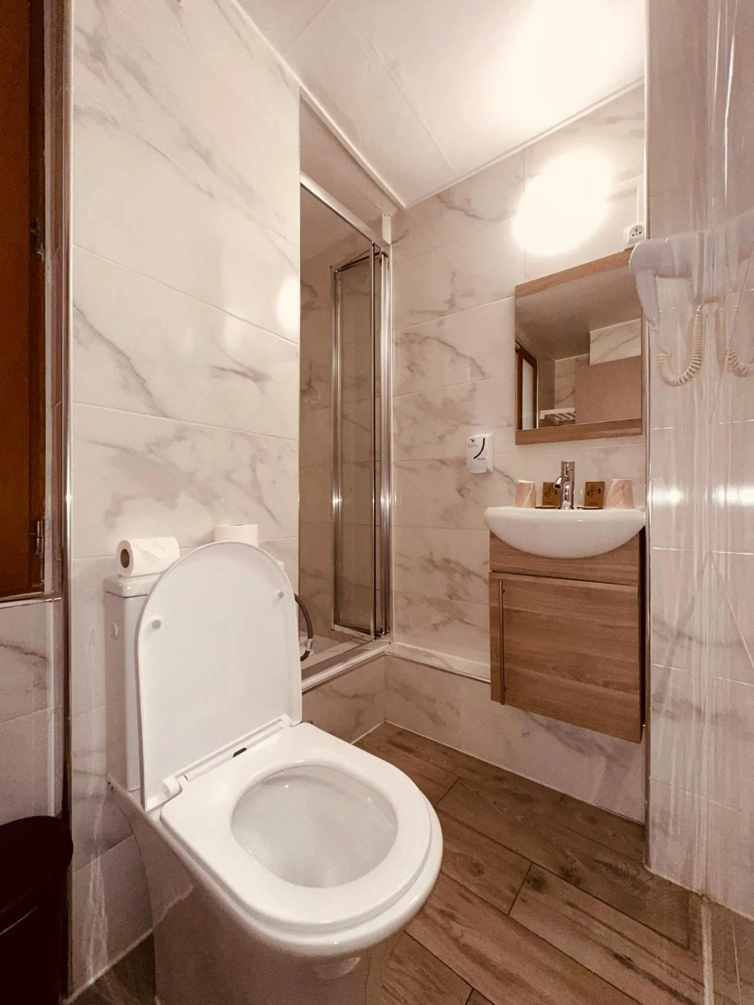 Shower in Pavillon Opéra Lafayette