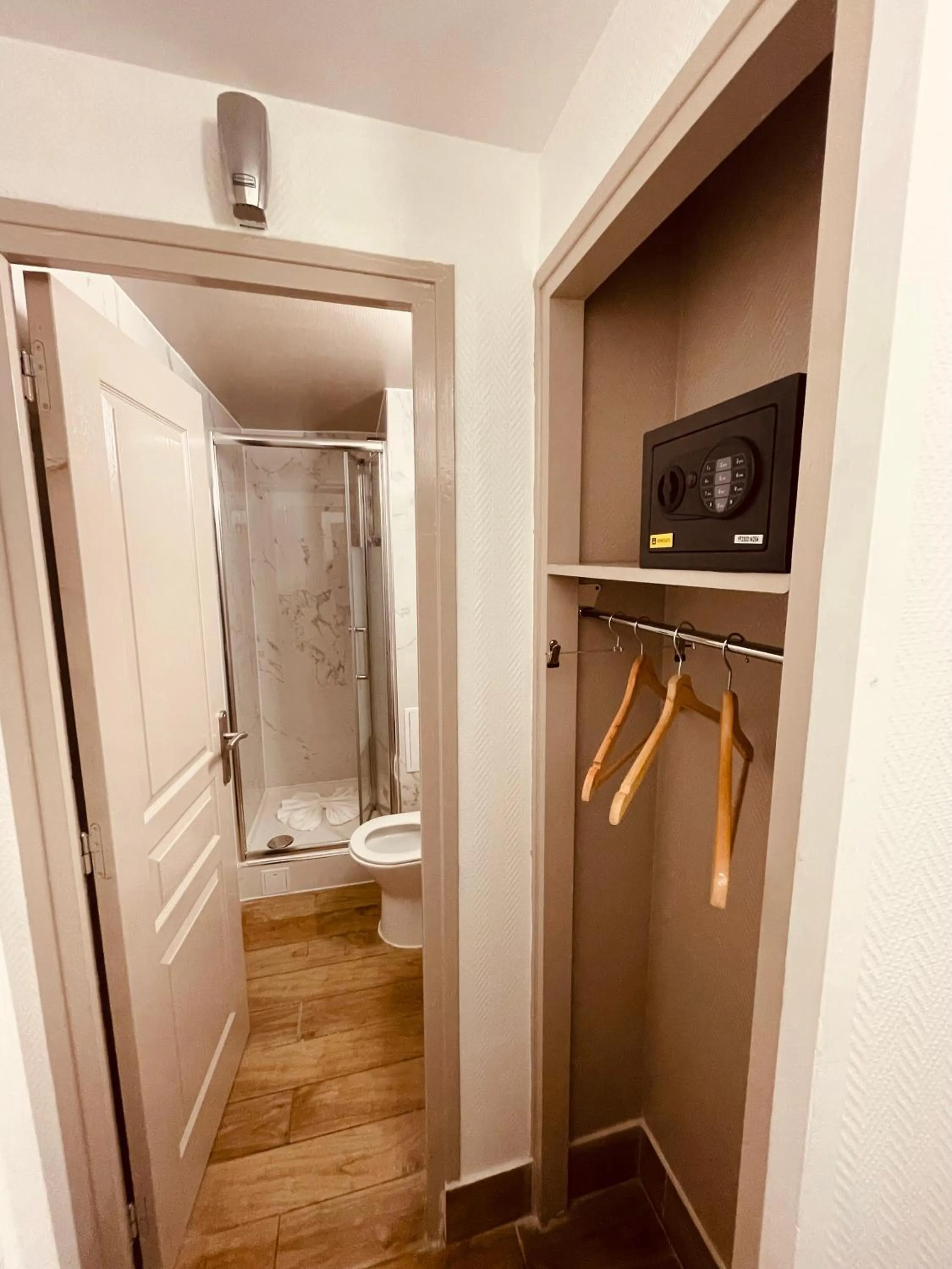 Bathroom in Pavillon Opéra Lafayette