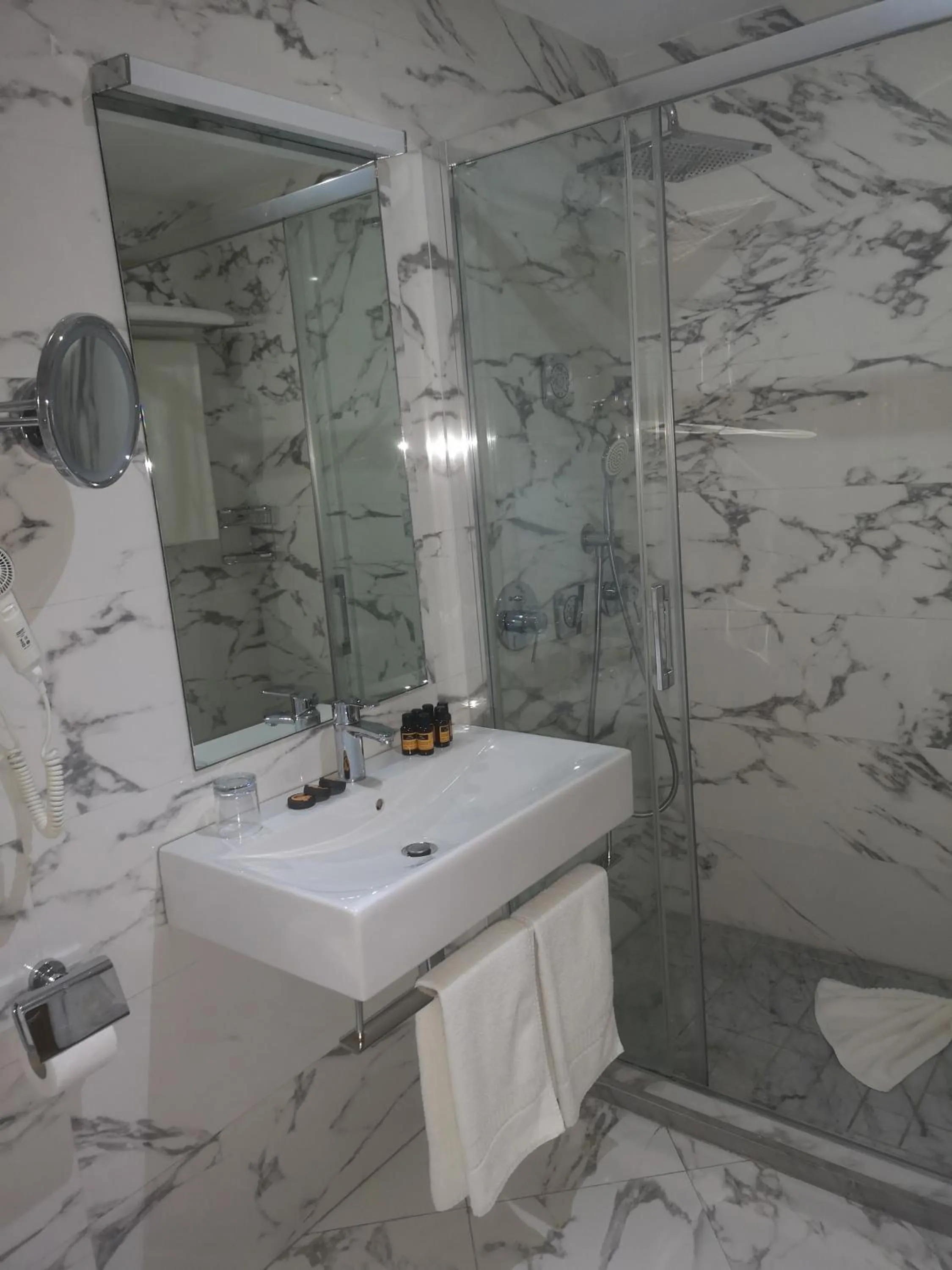 Shower in Annakhil Hotel