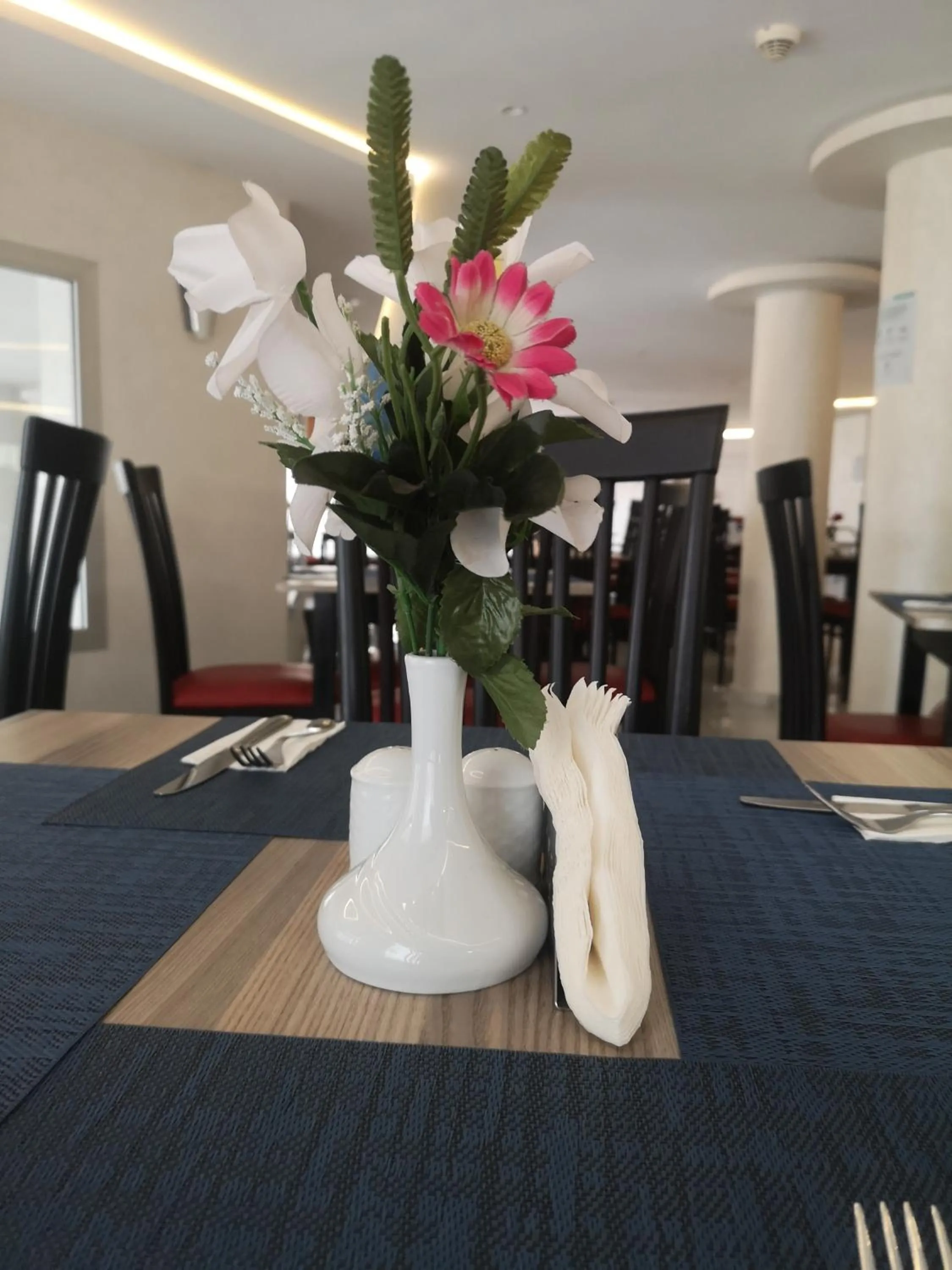 Restaurant/places to eat in Annakhil Hotel