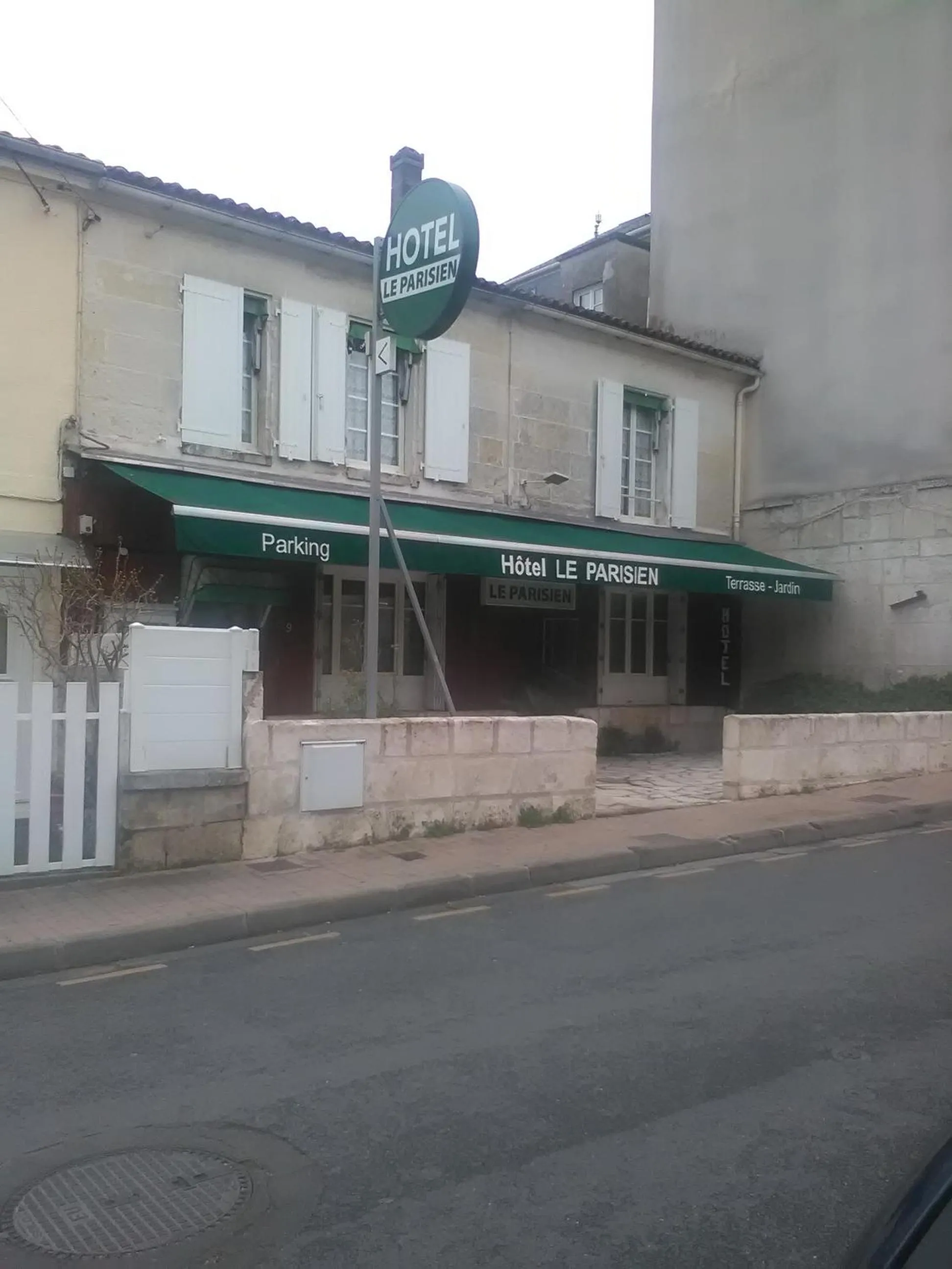 Facade/entrance in Le Parisien