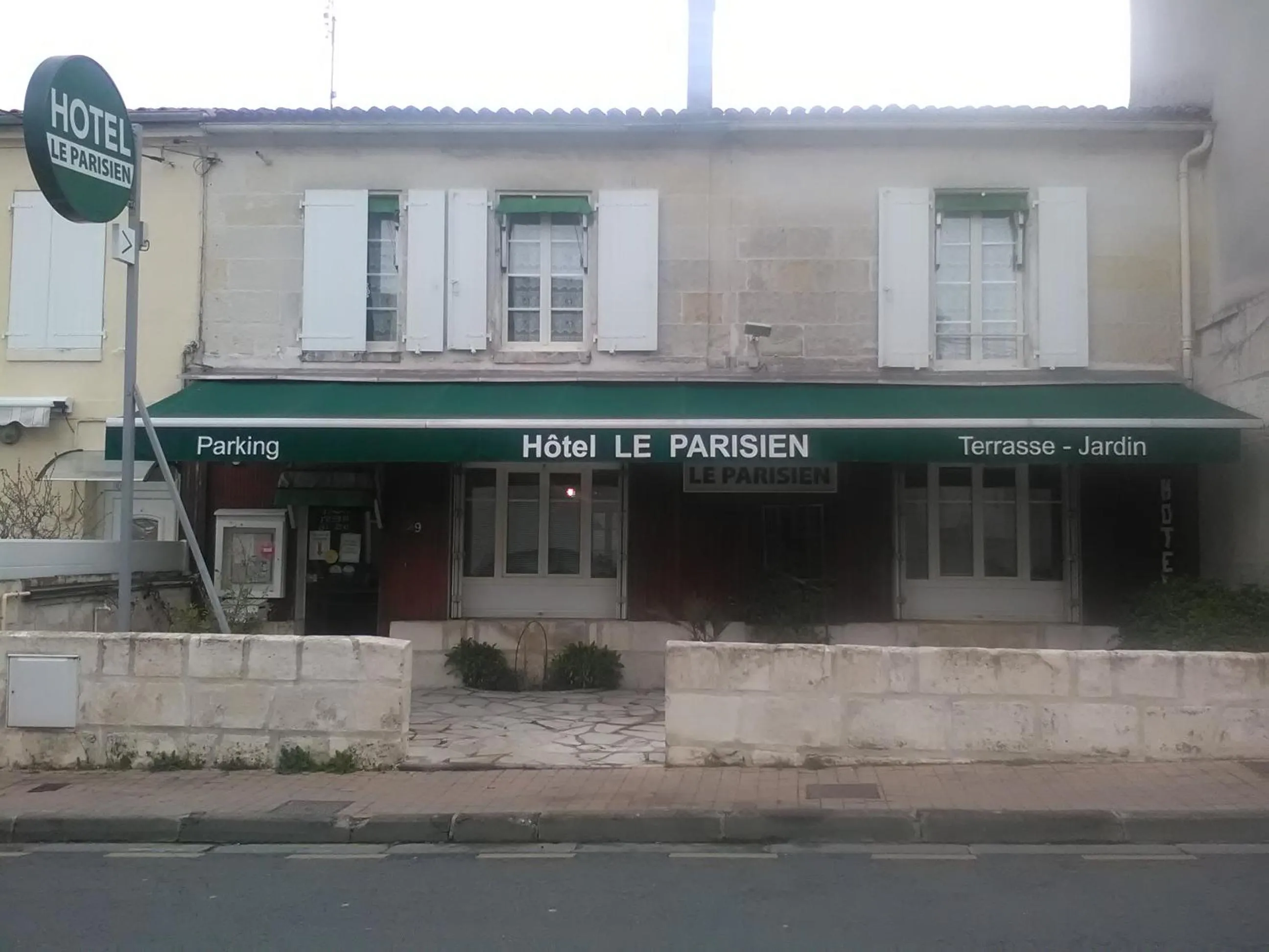 Facade/entrance in Le Parisien