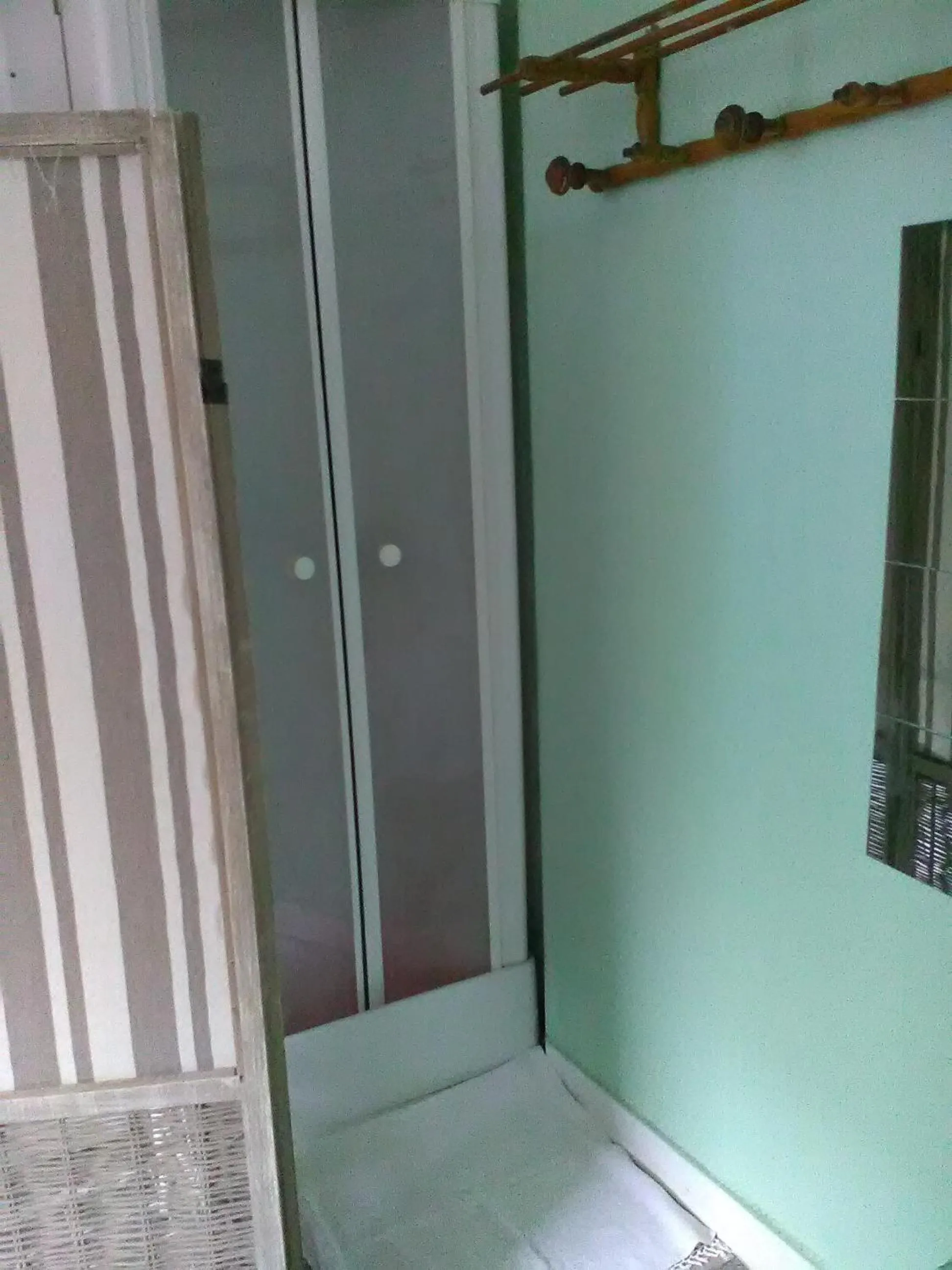 Shower, Bed in Le Parisien