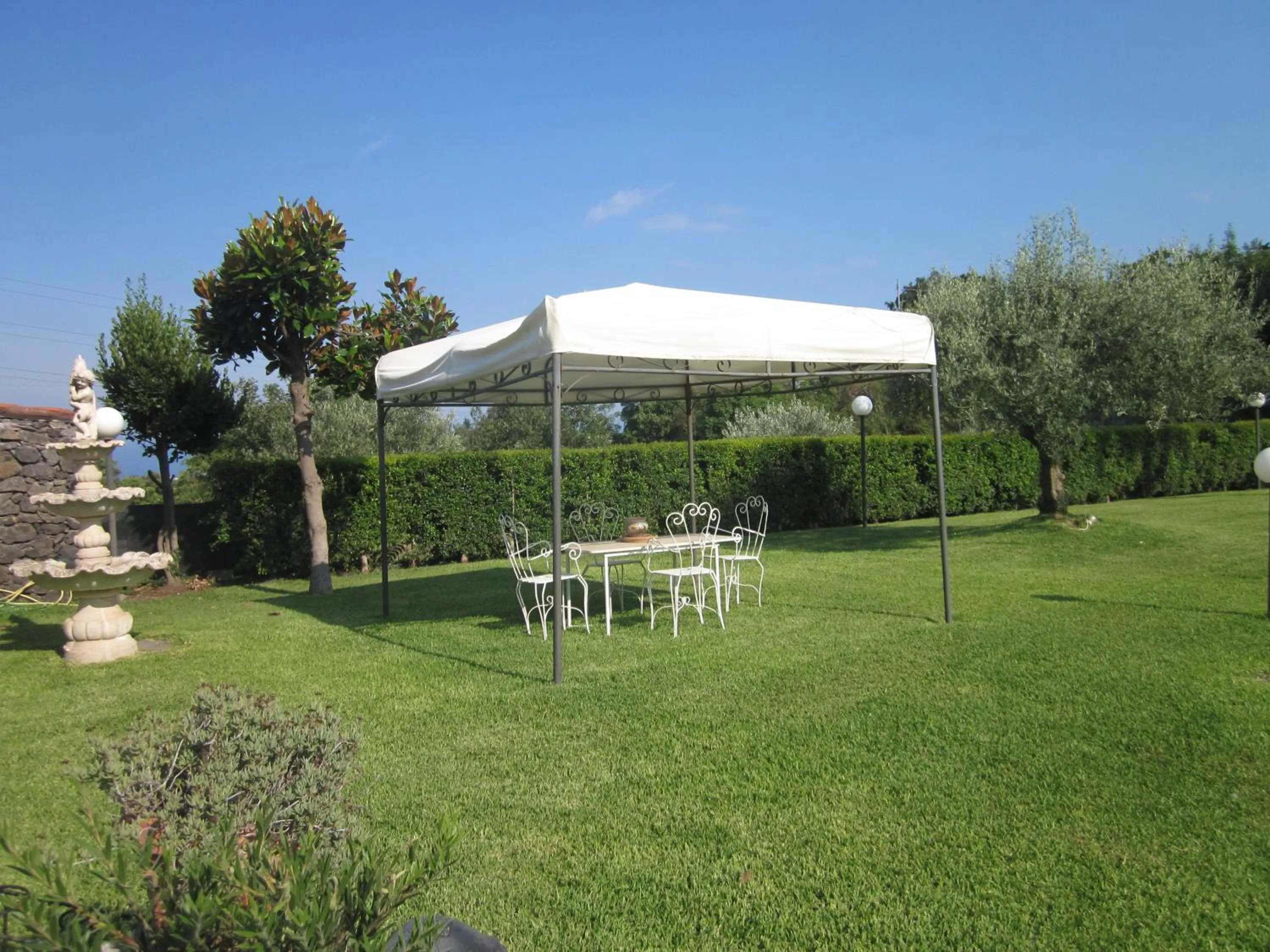 Garden in B&B BOUTIQUE DI CHARME "ETNA-RELAX-NATURA"