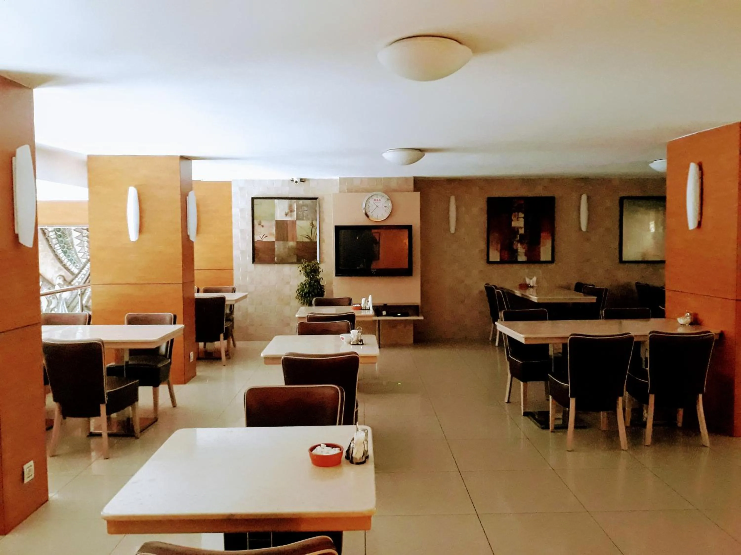 Restaurant/places to eat in Merdan Hotel