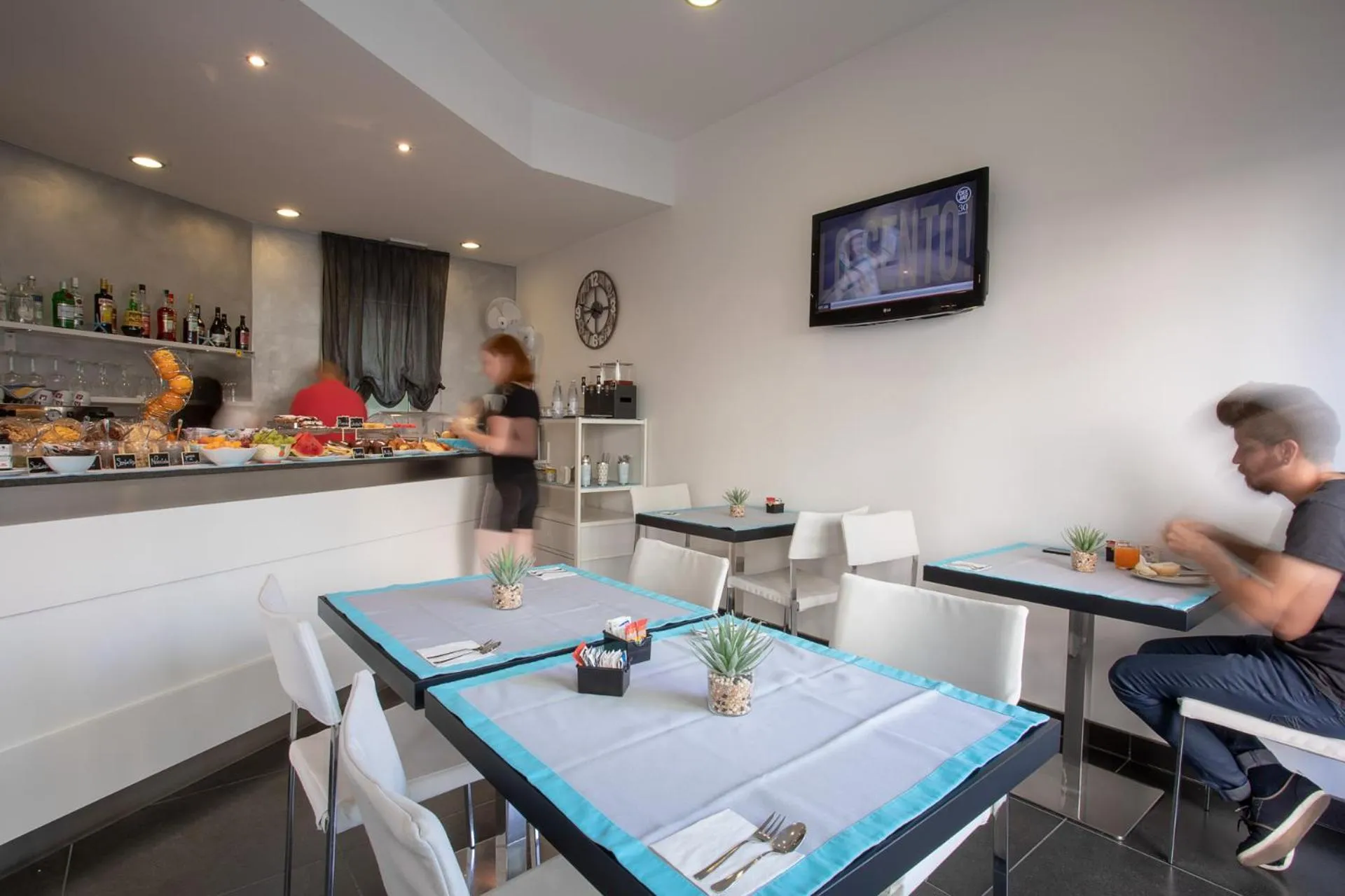 Communal lounge/ TV room in Gimmi Hotel