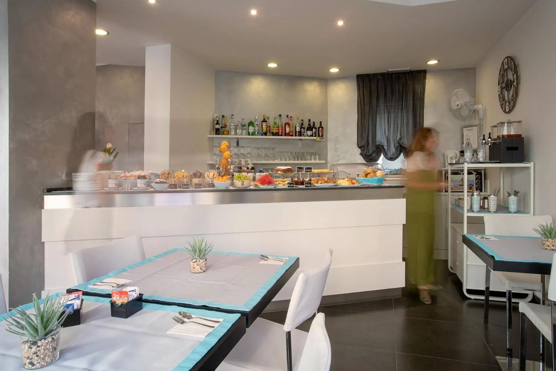 Communal lounge/ TV room in Gimmi Hotel