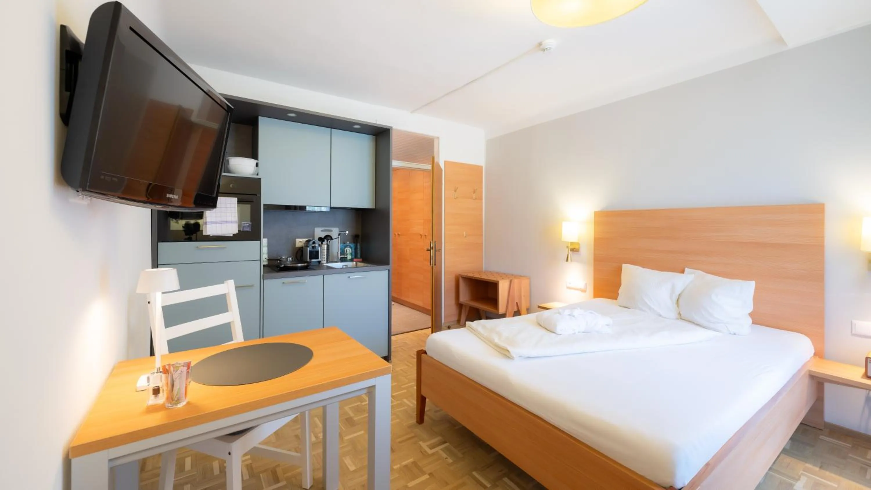 Living room, Bed in Aparthotel Klopeinersee