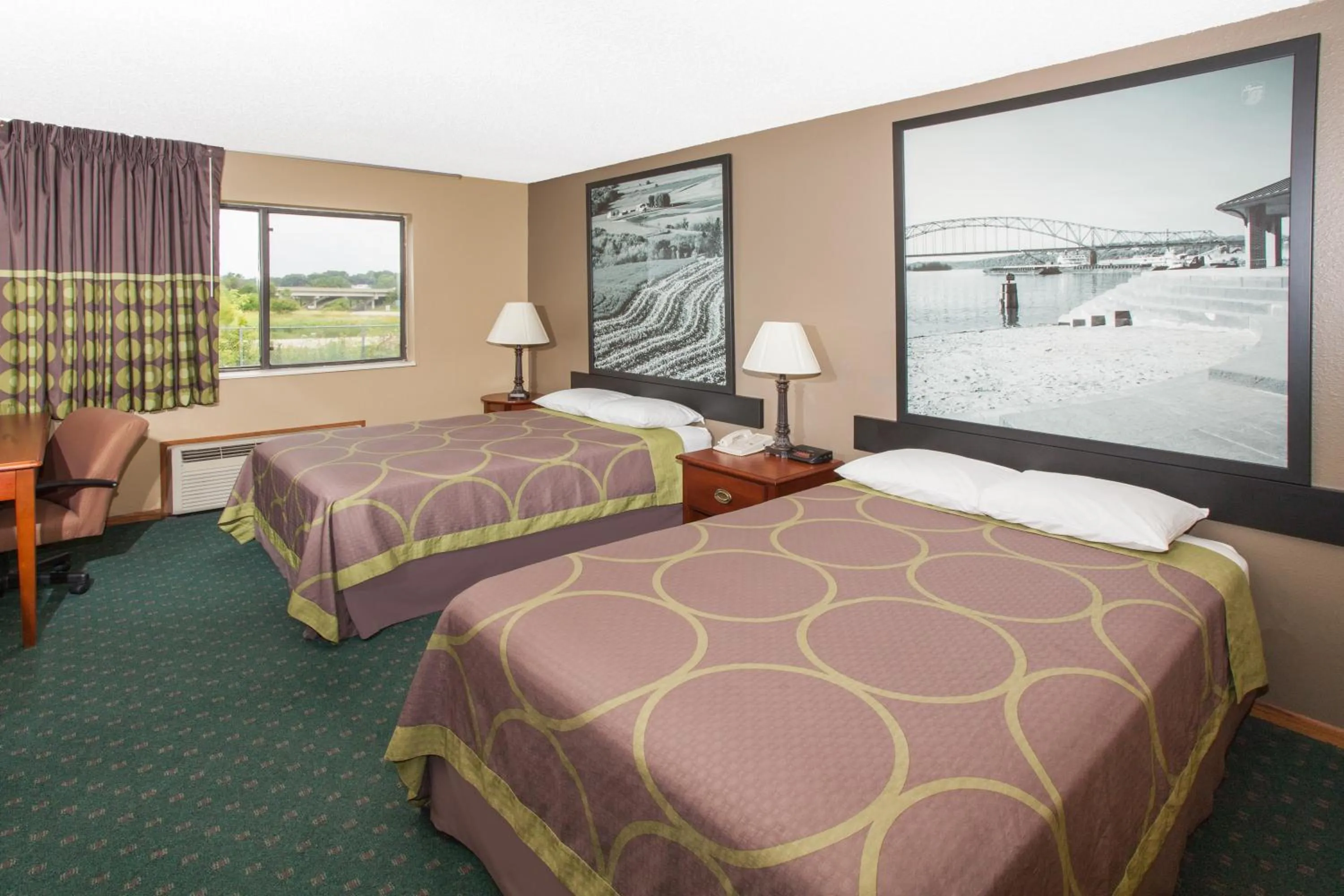 Bedroom, Bed in Super 8 by Wyndham Anamosa IA