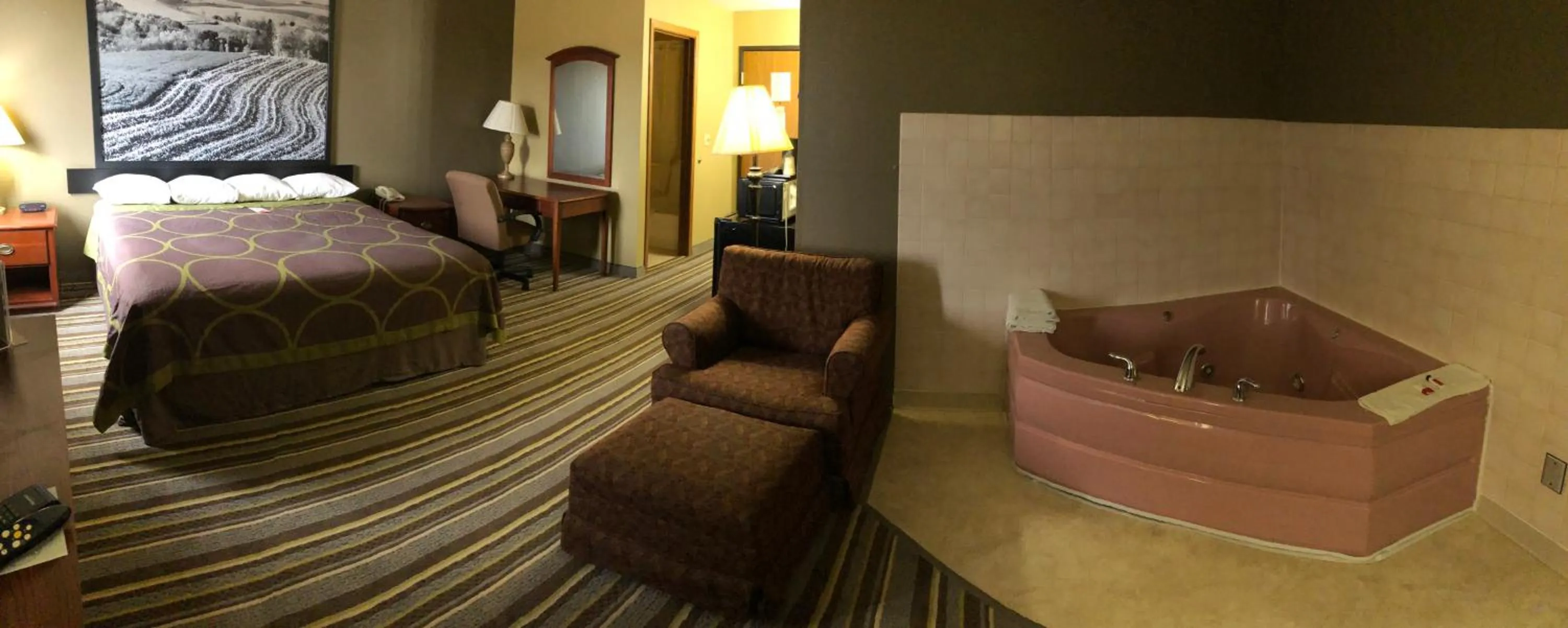 Guests, Bed in Super 8 by Wyndham Anamosa IA