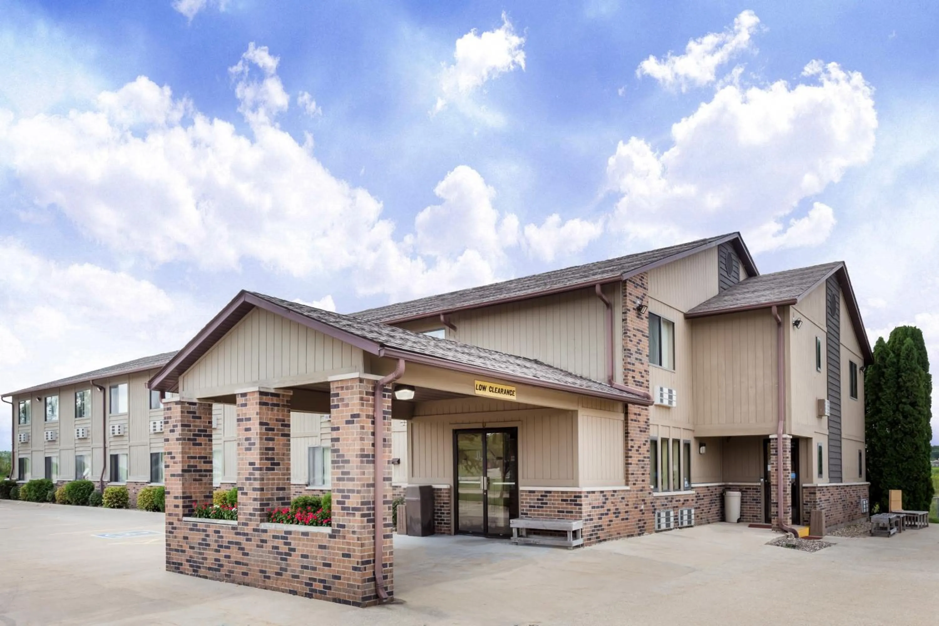 Property building in Super 8 by Wyndham Anamosa IA