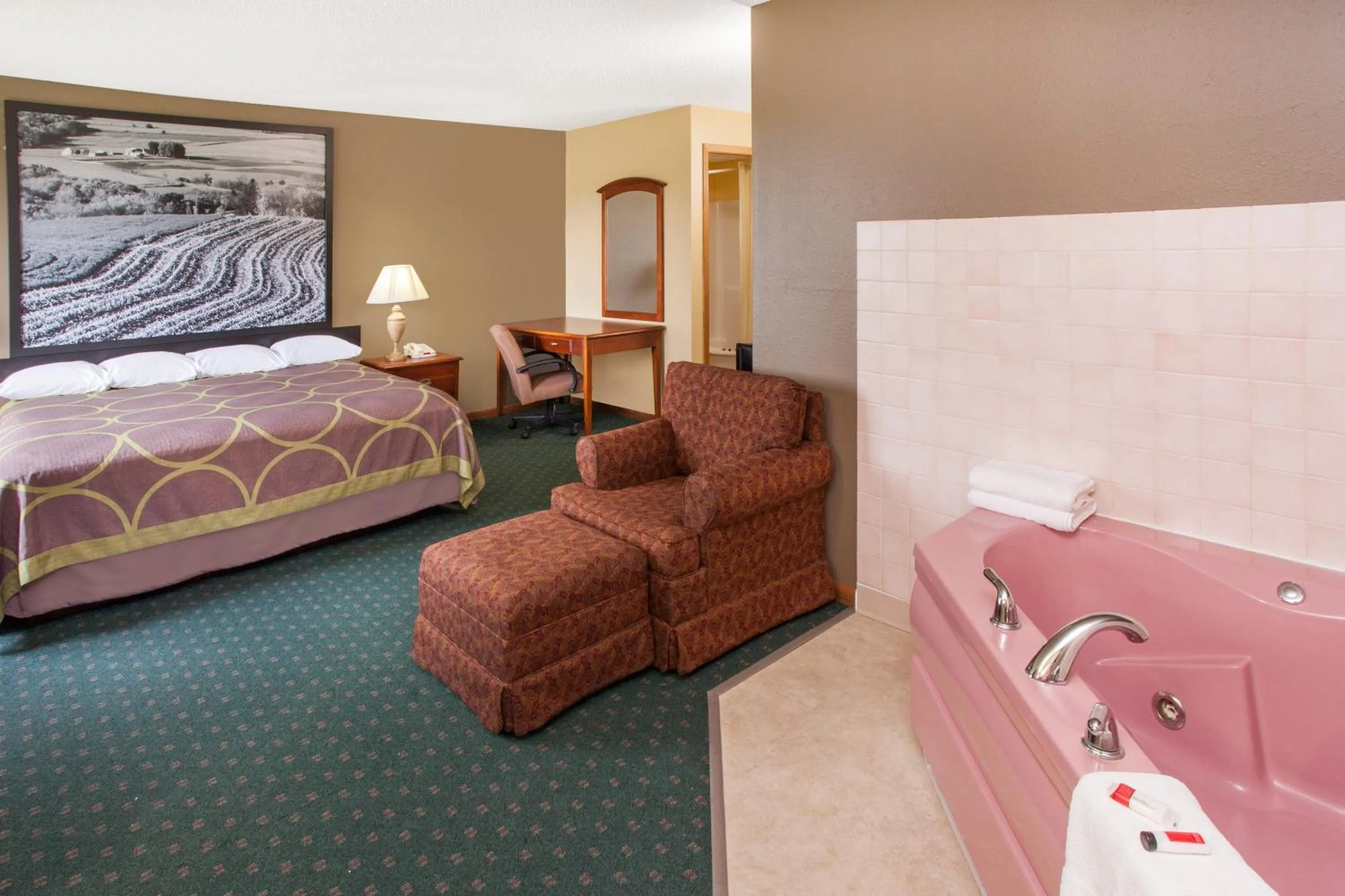 Bedroom, Bed in Super 8 by Wyndham Anamosa IA