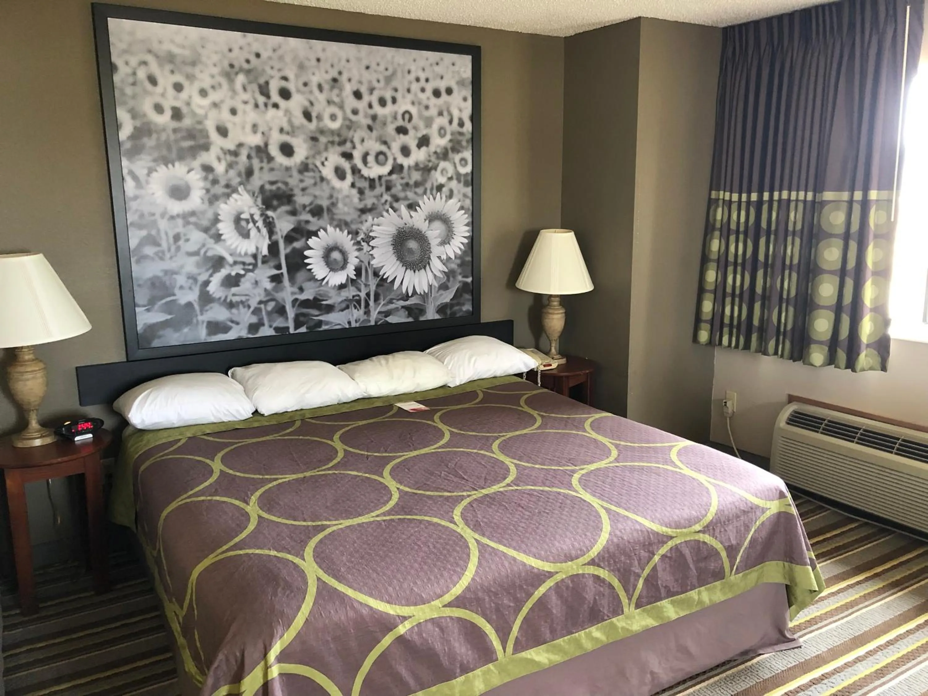 Guests, Bed in Super 8 by Wyndham Anamosa IA