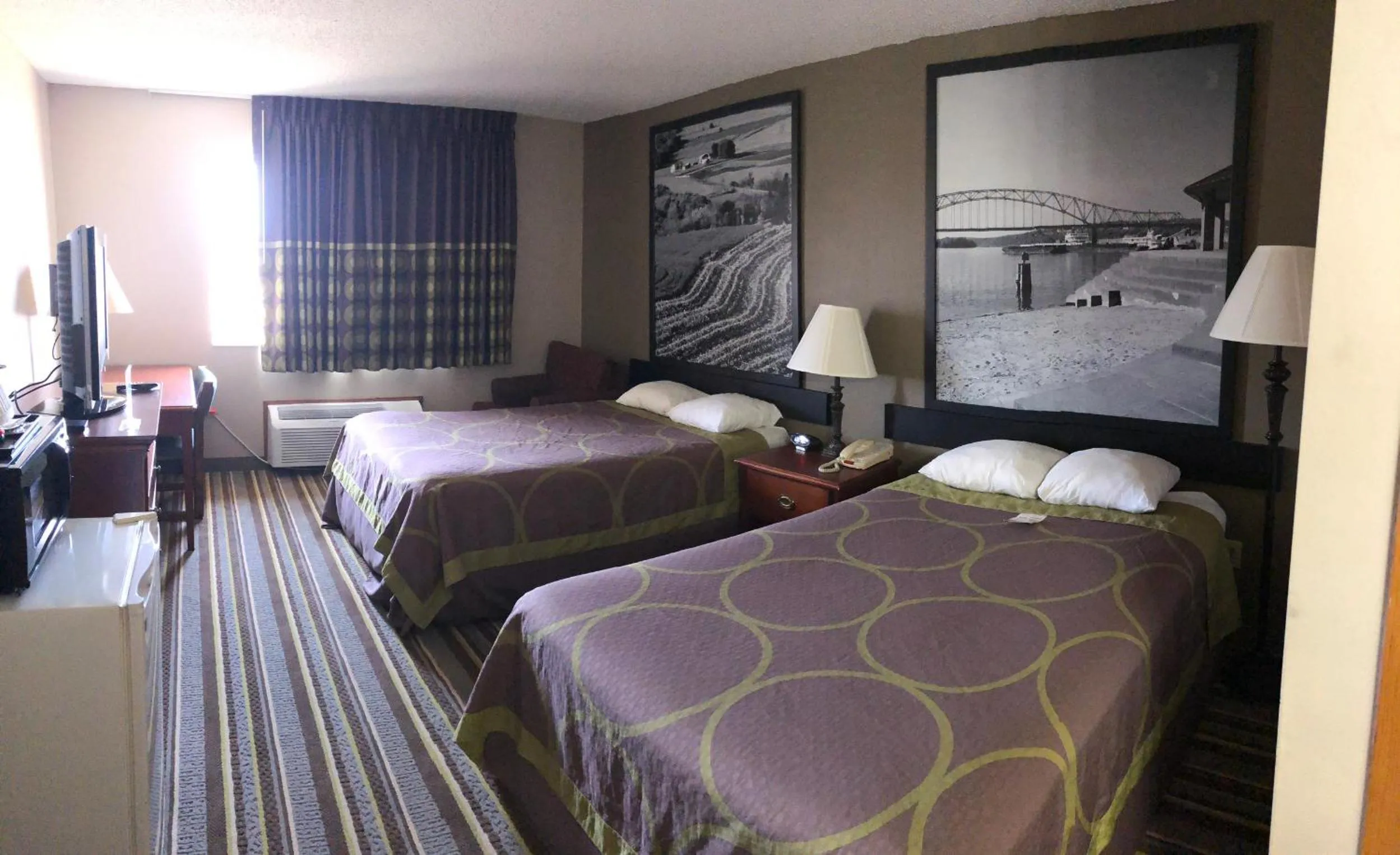 Guests, Bed in Super 8 by Wyndham Anamosa IA