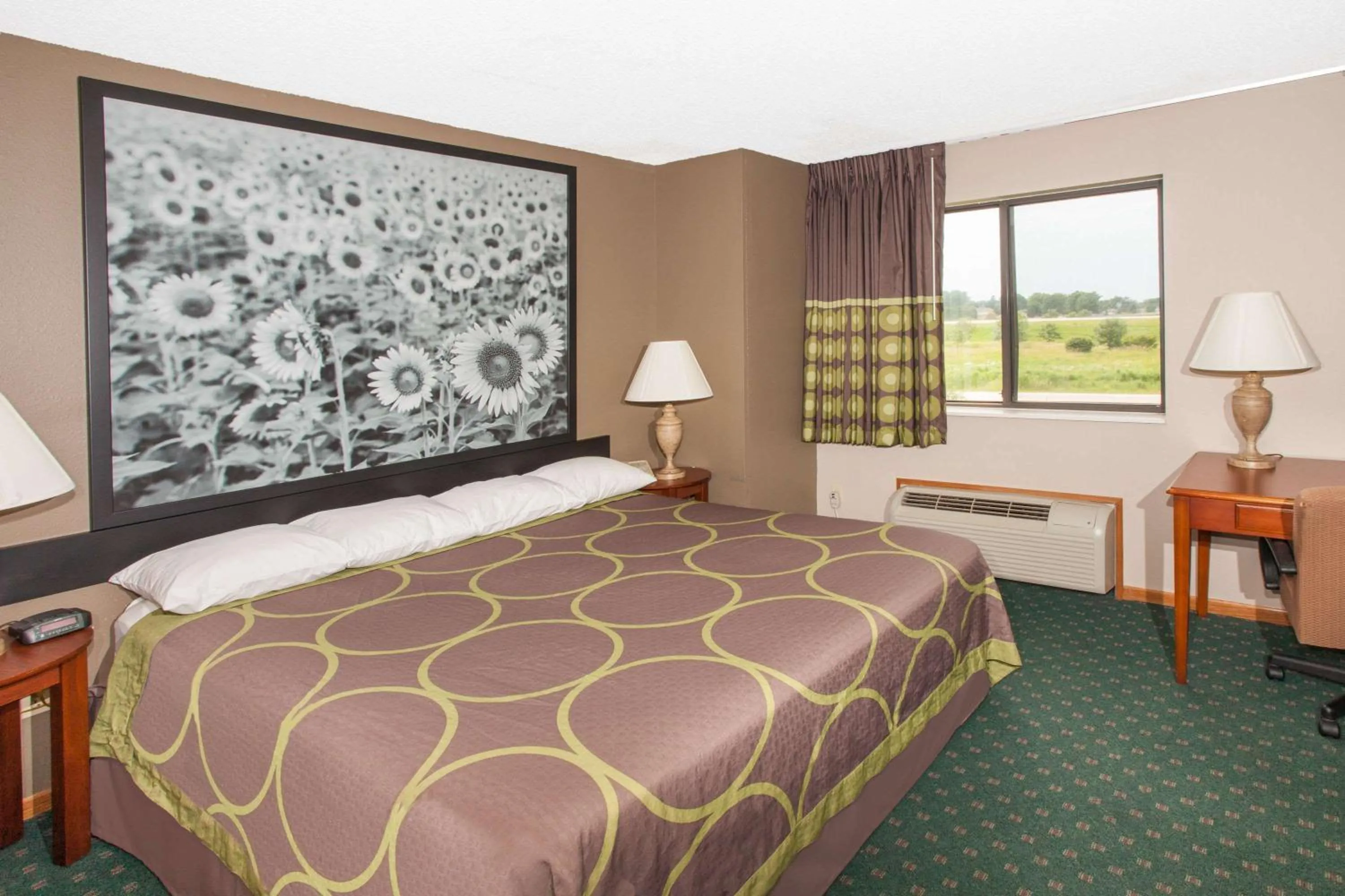 Photo of the whole room, Bed in Super 8 by Wyndham Anamosa IA