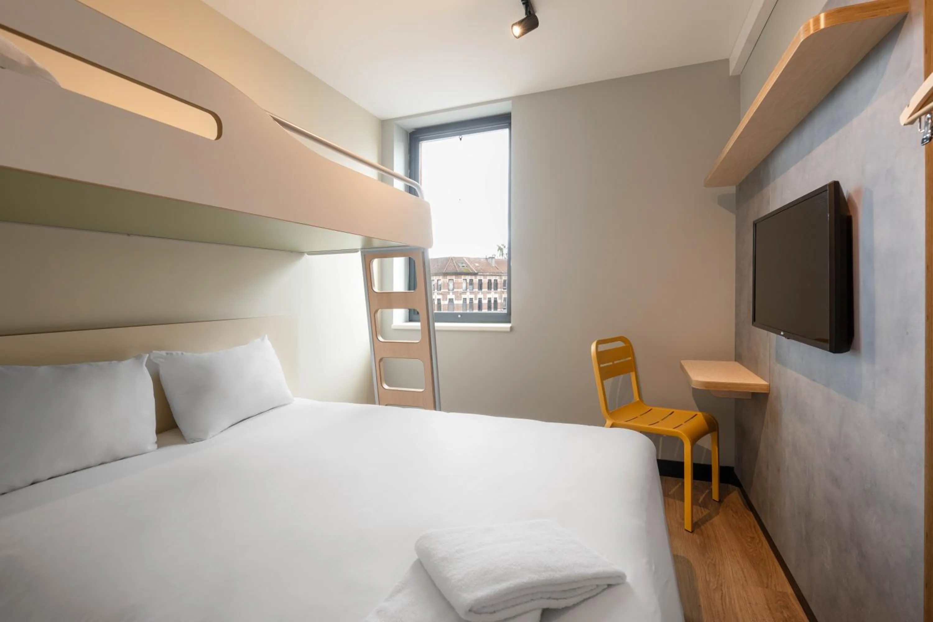 Bedroom, Bed in ibis budget Leuven Centrum