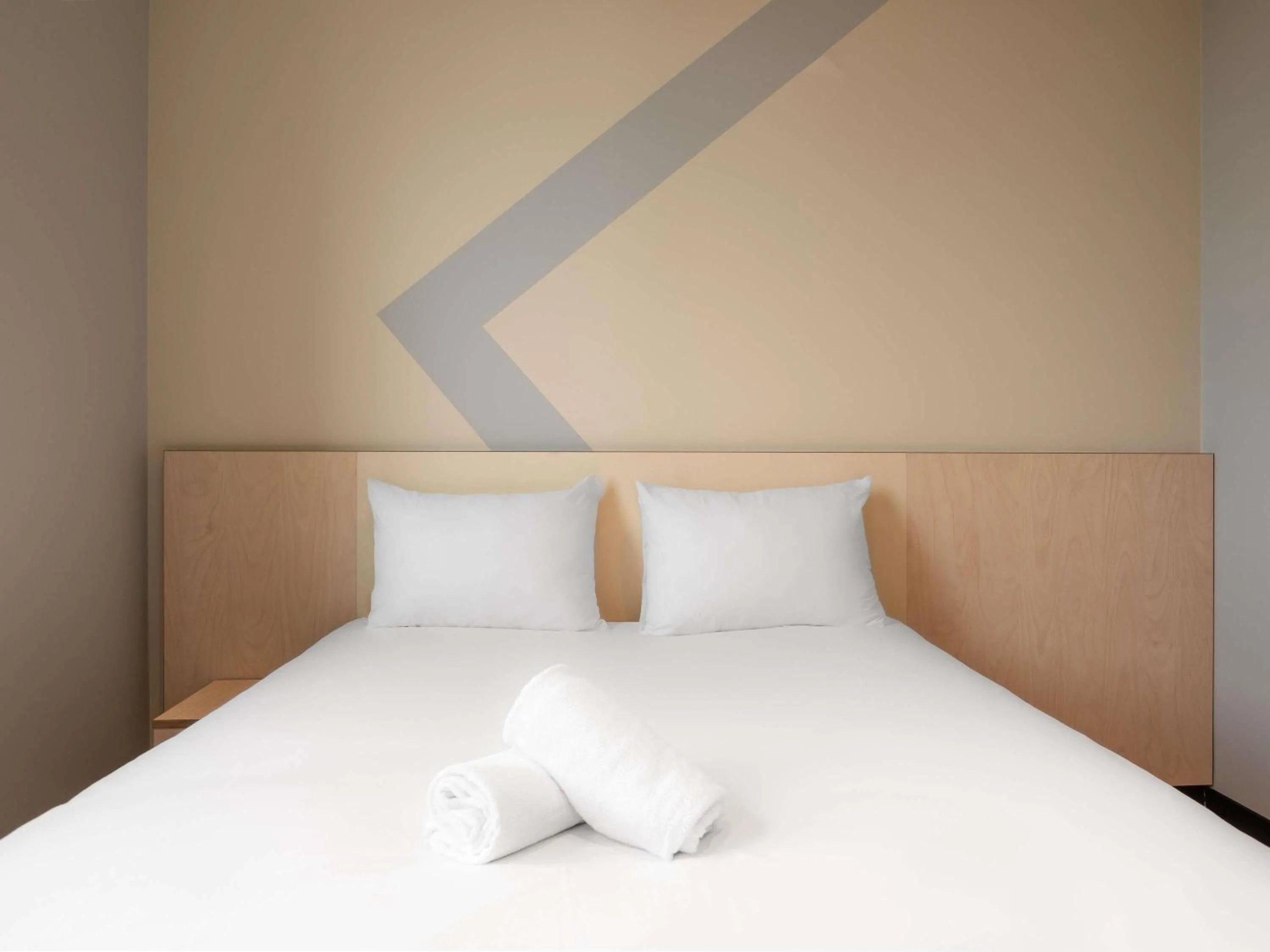 Bedroom, Bed in ibis budget Leuven Centrum