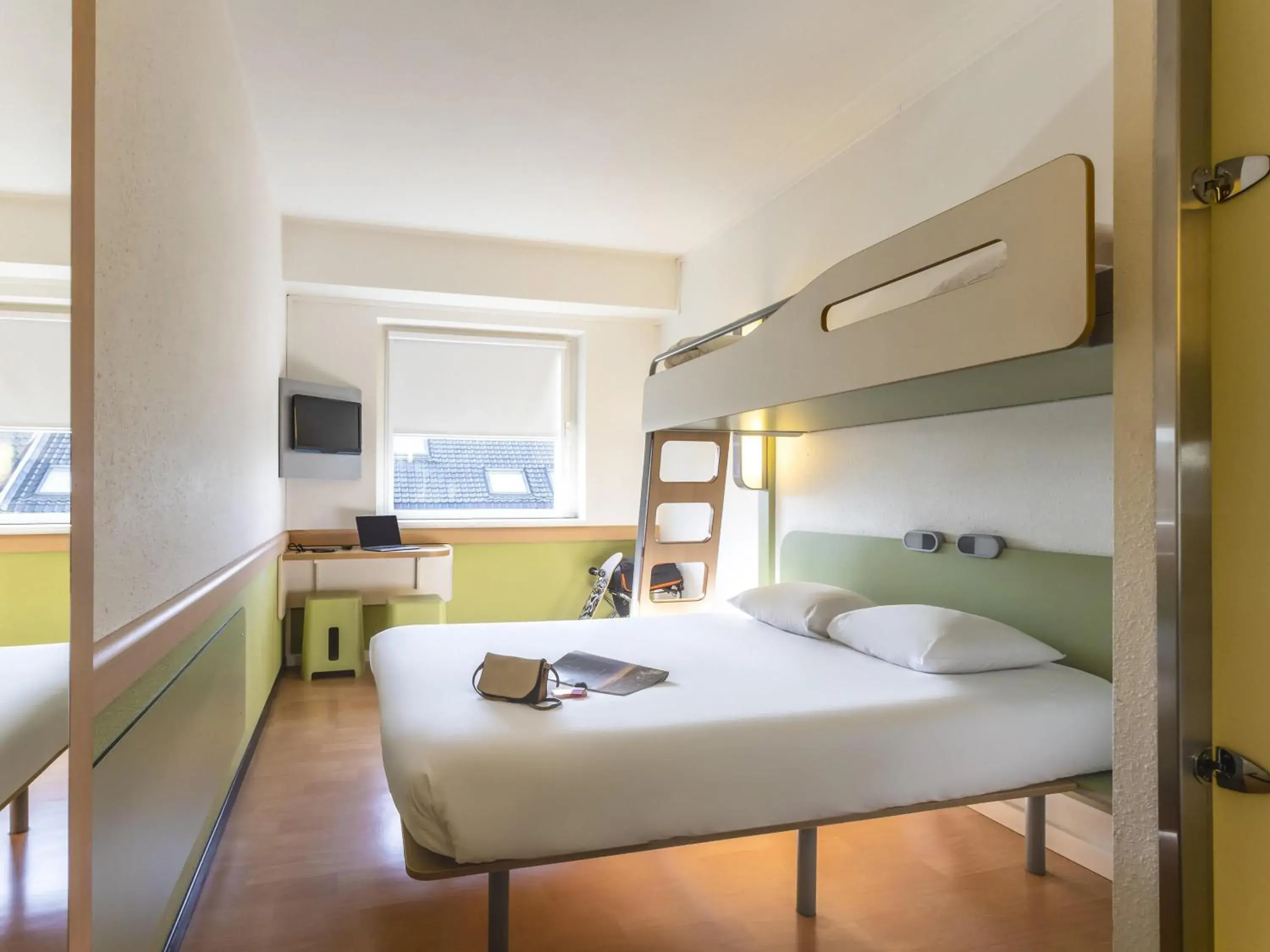 Standard Family Room with One Double Bed and One Bunk Bed in ibis budget Antwerpen Centraal Station Standard Family Room with One Double Bed and One Bunk Bed in ibis budget Antwerpen Centraal Station