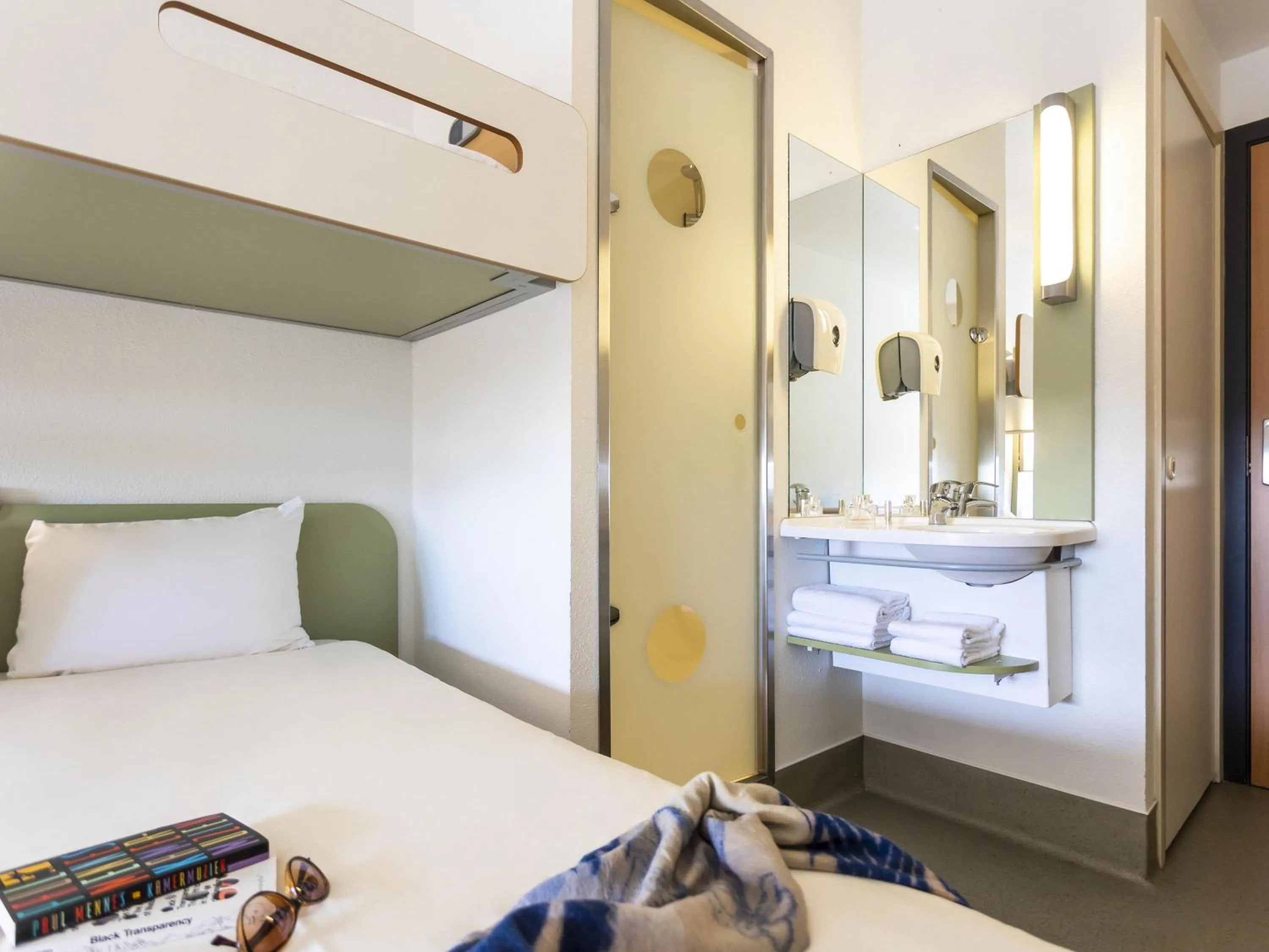 Bedroom, Bed in ibis budget Antwerpen Centraal Station