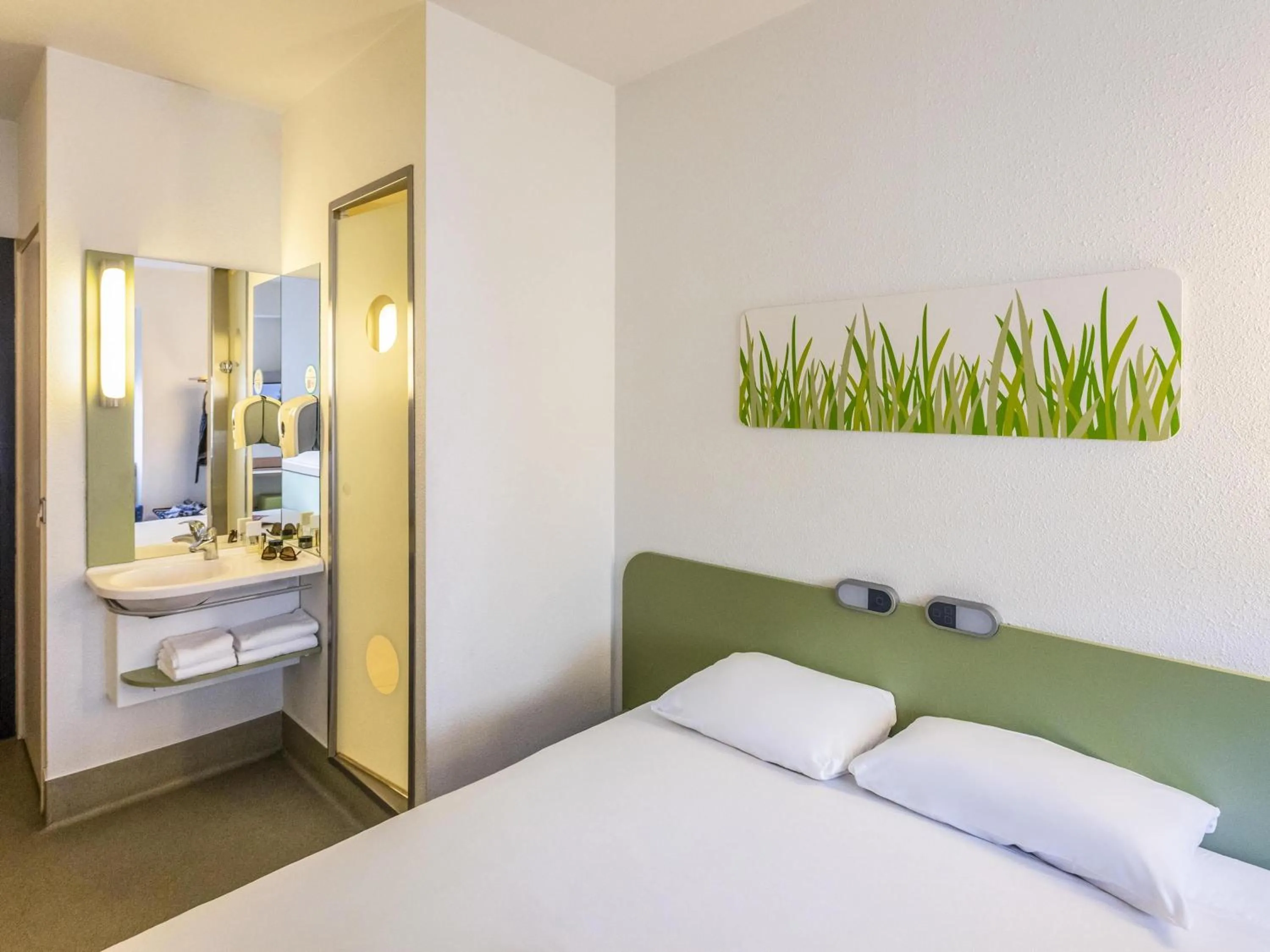 Bedroom, Bed in ibis budget Antwerpen Centraal Station