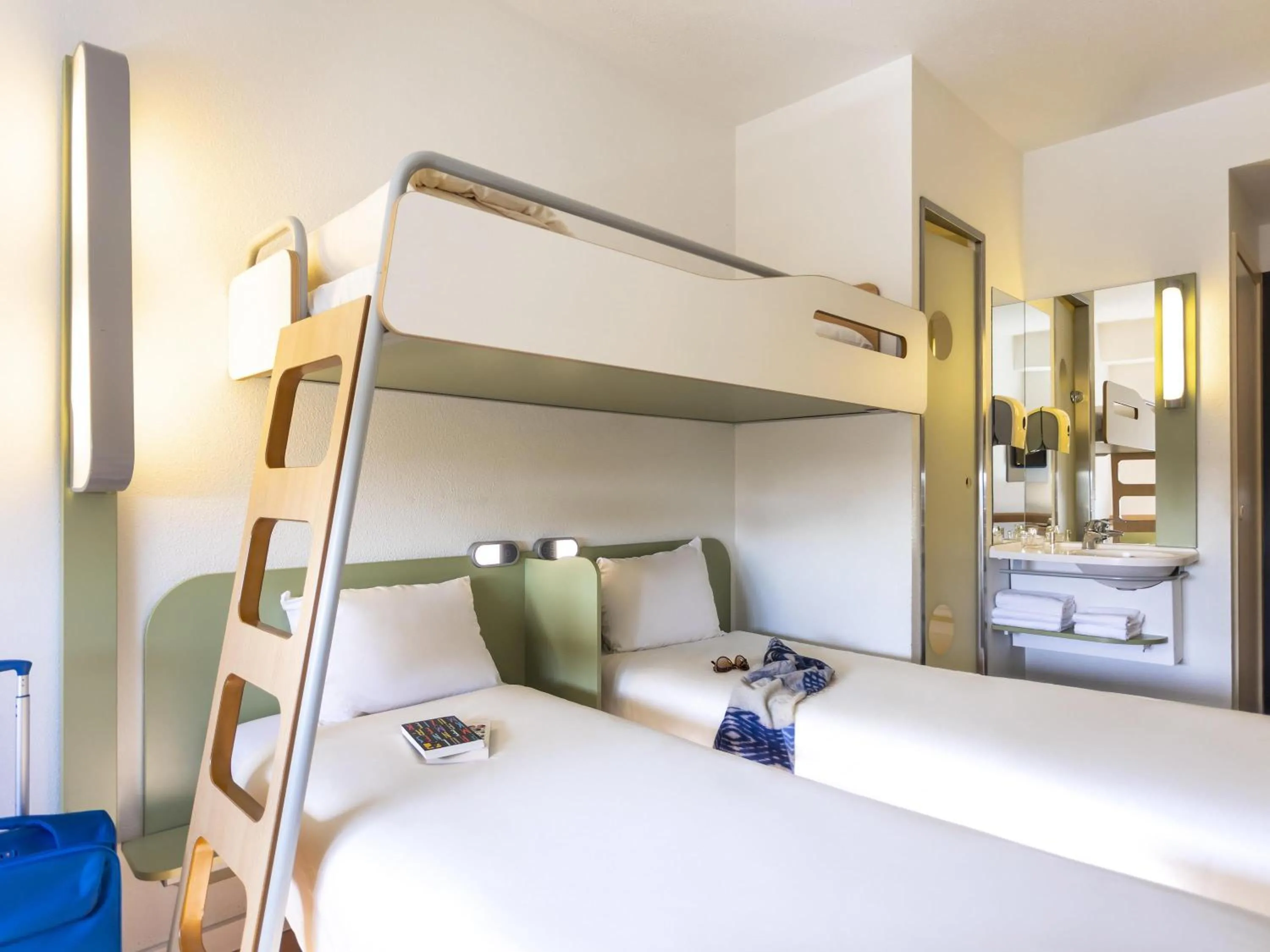 Bedroom, Bed in ibis budget Antwerpen Centraal Station