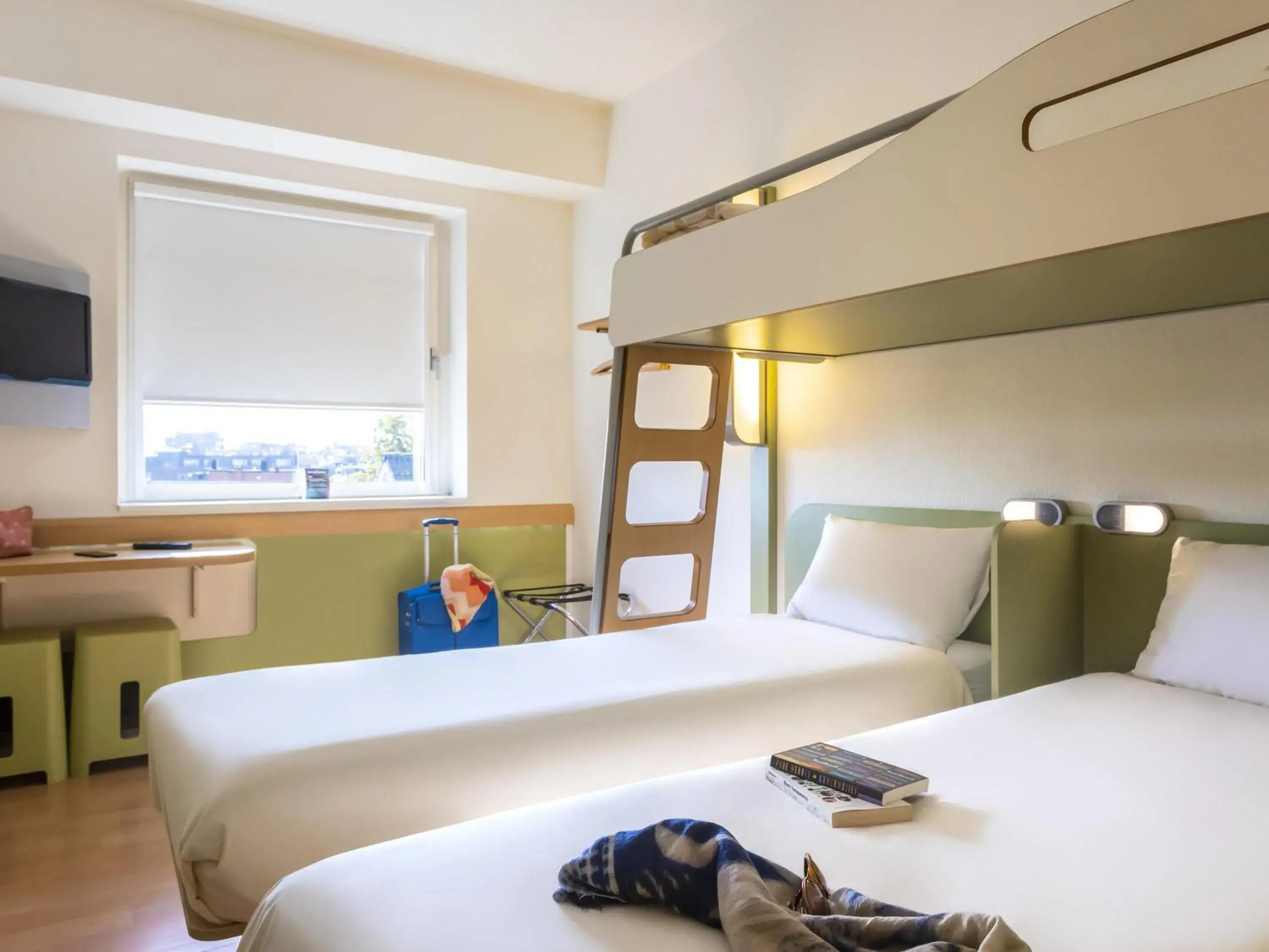 Standard Double Room with Two Single Beds and One Bunk Bed in ibis budget Antwerpen Centraal Station Standard Double Room with Two Single Beds and One Bunk Bed in ibis budget Antwerpen Centraal Station