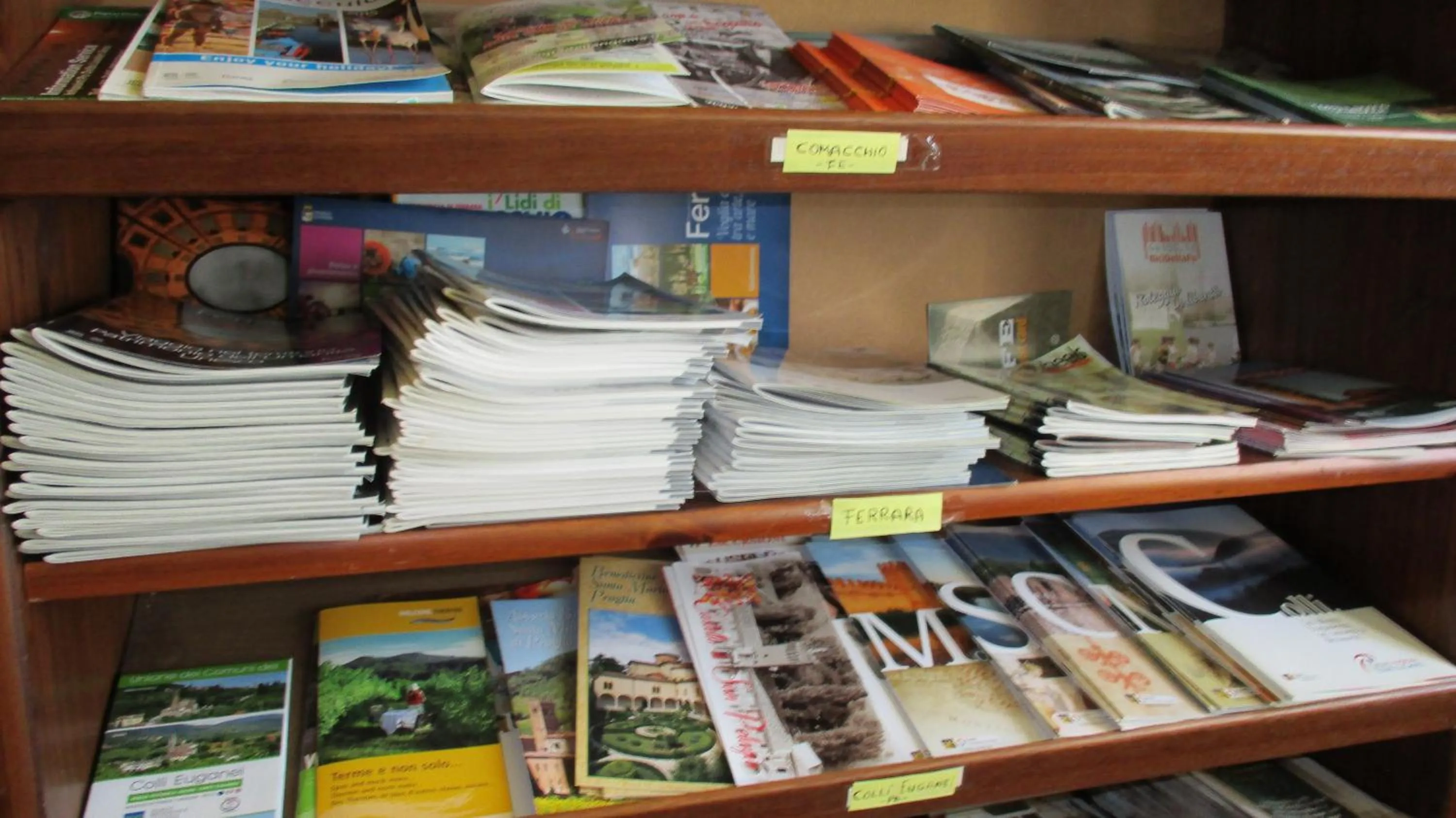 Library in Casa di Campagna B&B La Corte Ferrara