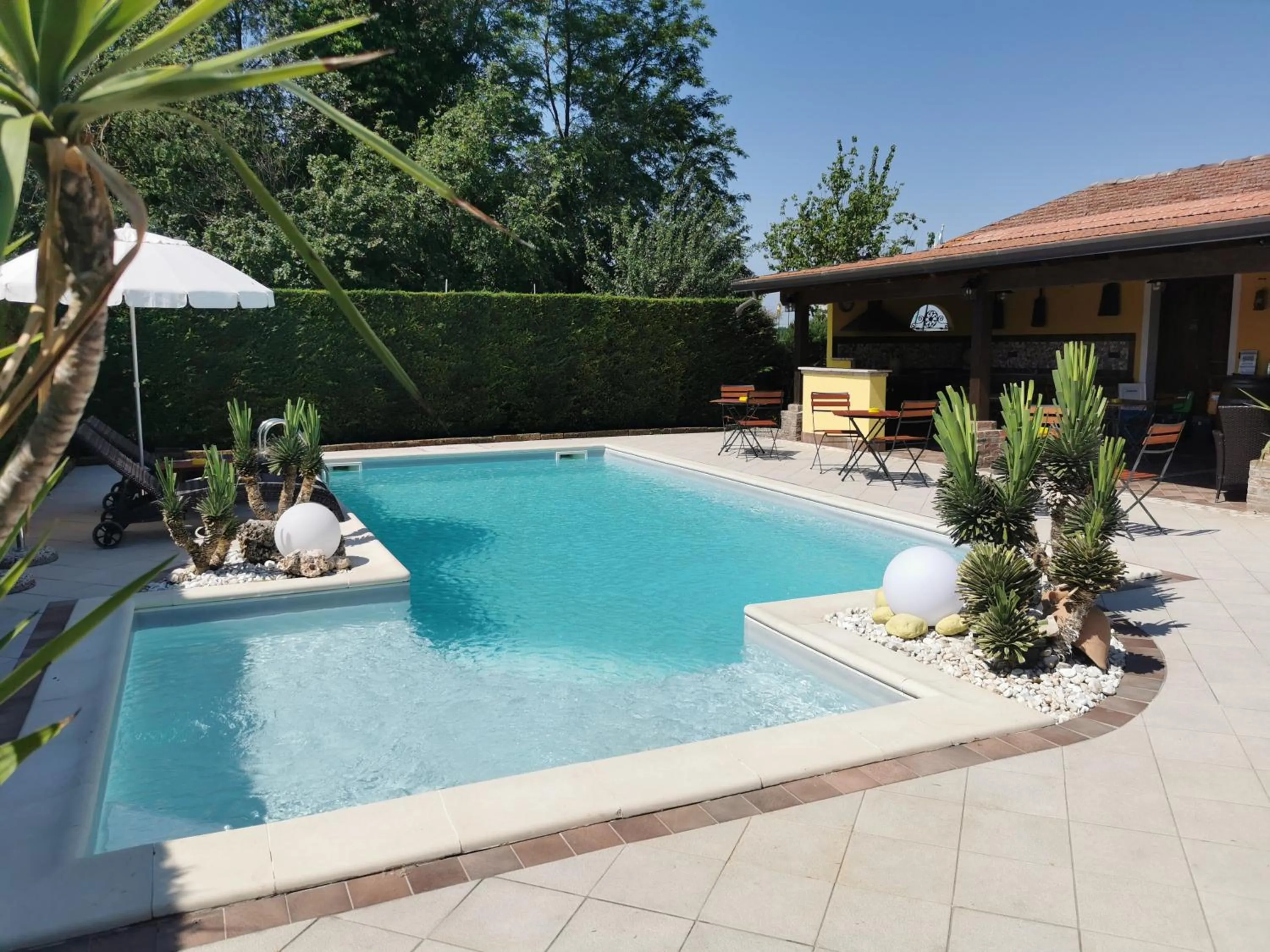 Swimming pool in Casa di Campagna B&B La Corte Ferrara