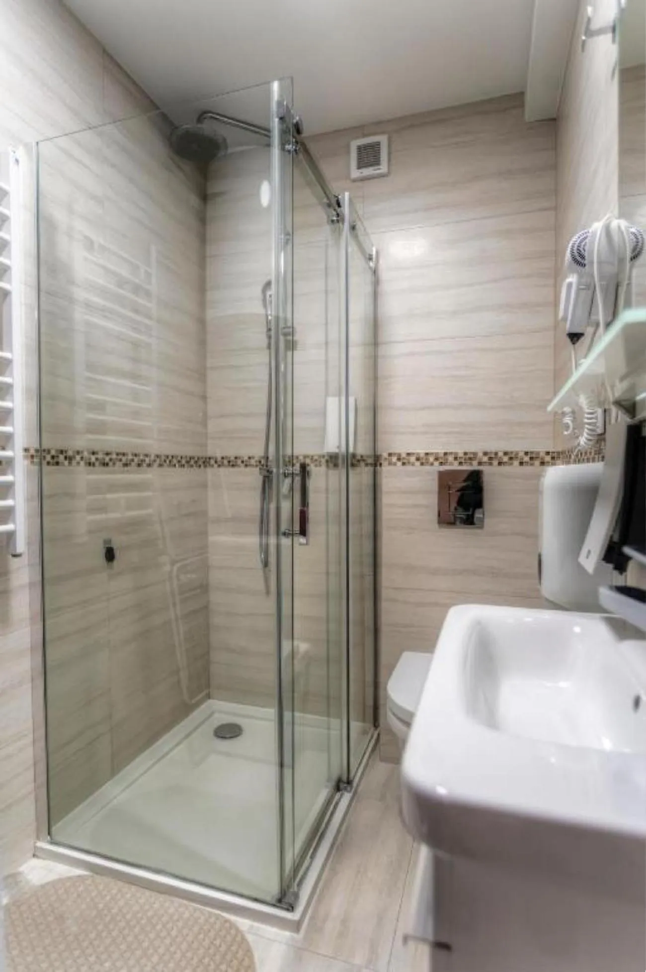 Shower in Prime Hotel Apartmani