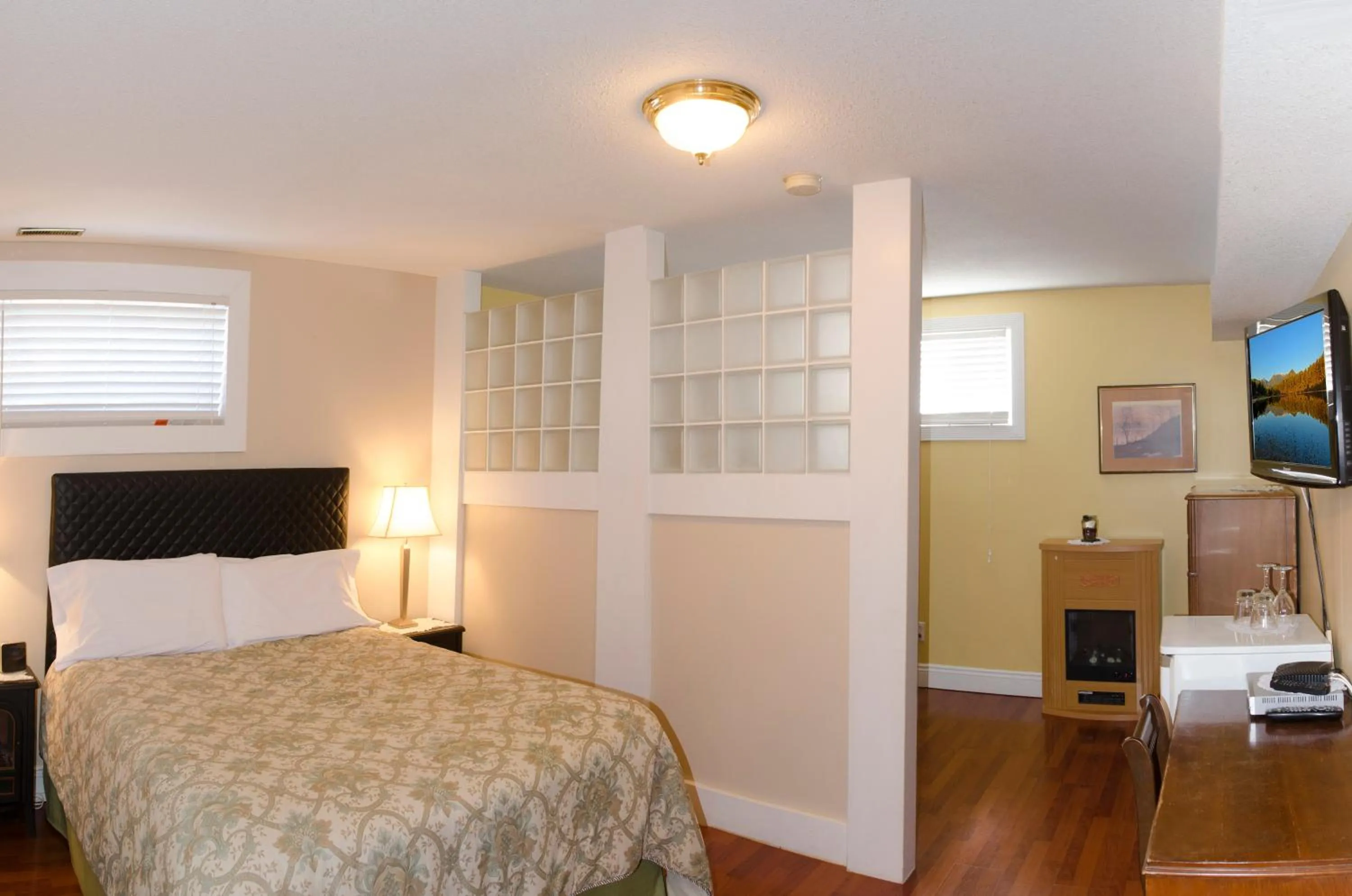 Bed in Heartwood Inn