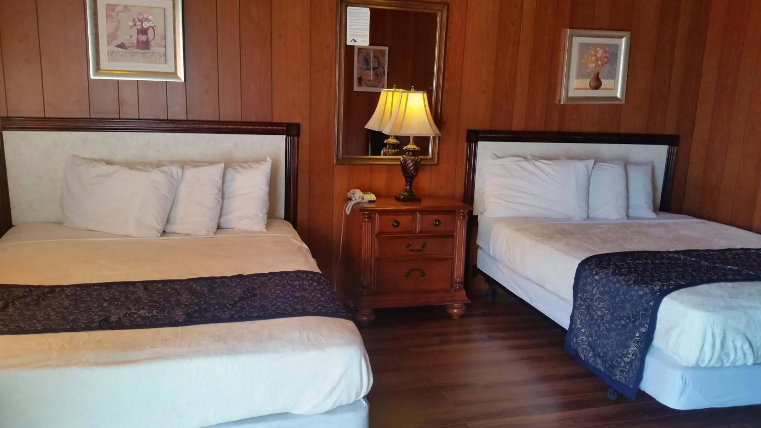 Bedroom in Blue Mountain Motel