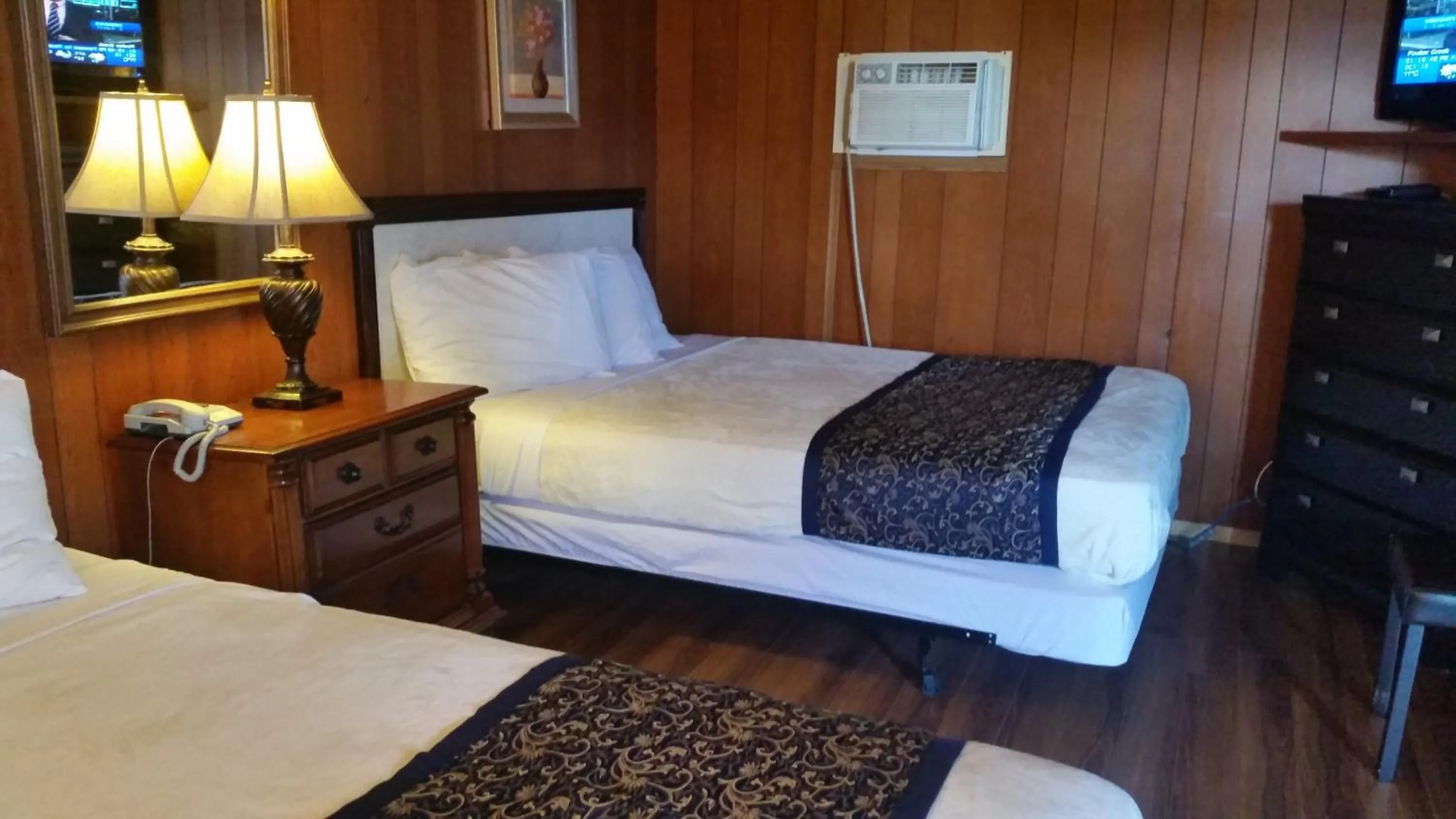 Bedroom in Blue Mountain Motel