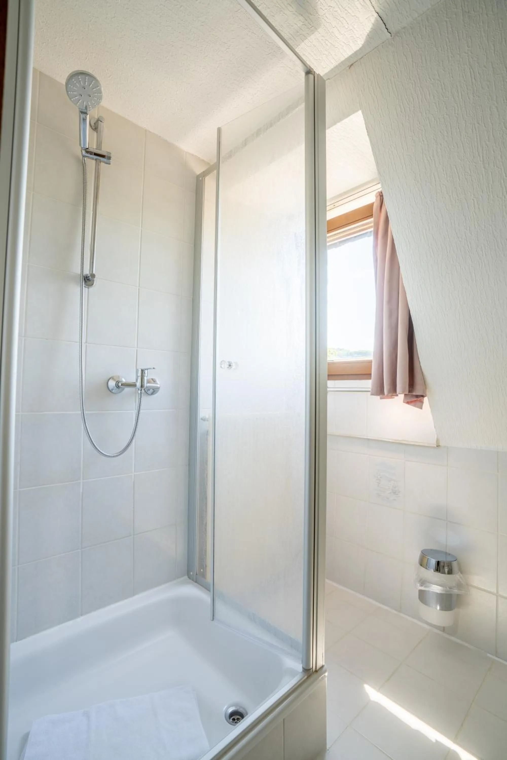 Shower in Mühlengarten by Relax Inn - Staffless with Self Check In & Free Parking