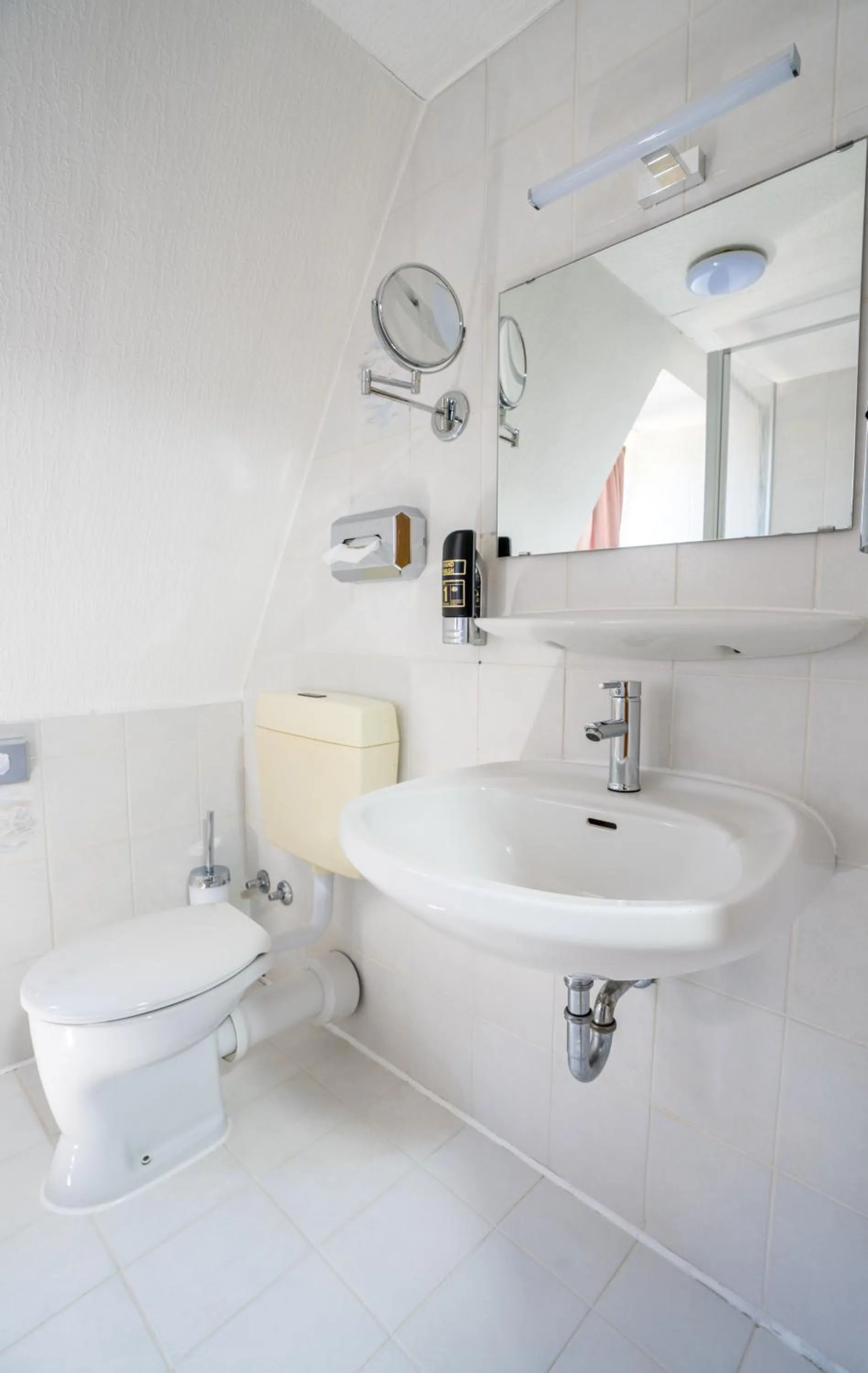 Toilet in Mühlengarten by Relax Inn - Staffless with Self Check In & Free Parking