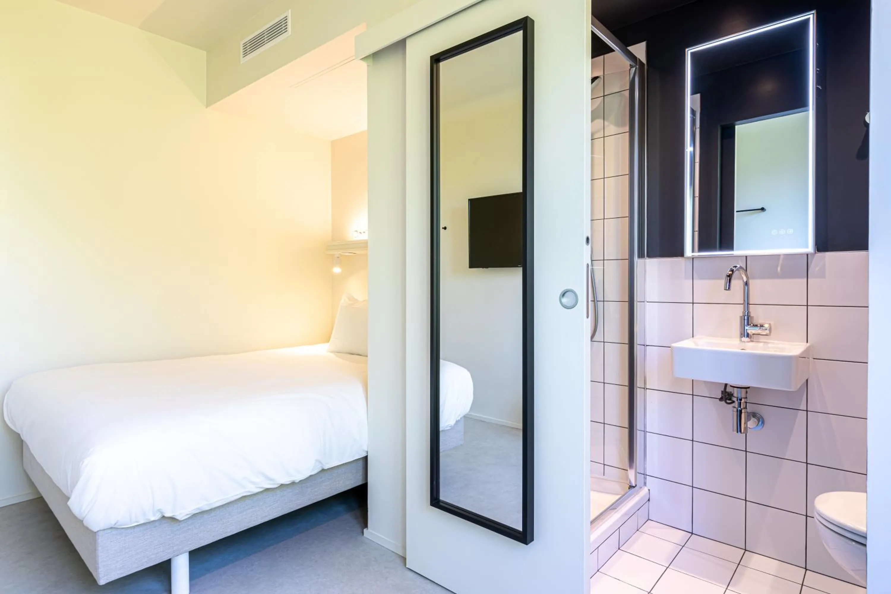 Bathroom, Bed in Graphik Montparnasse
