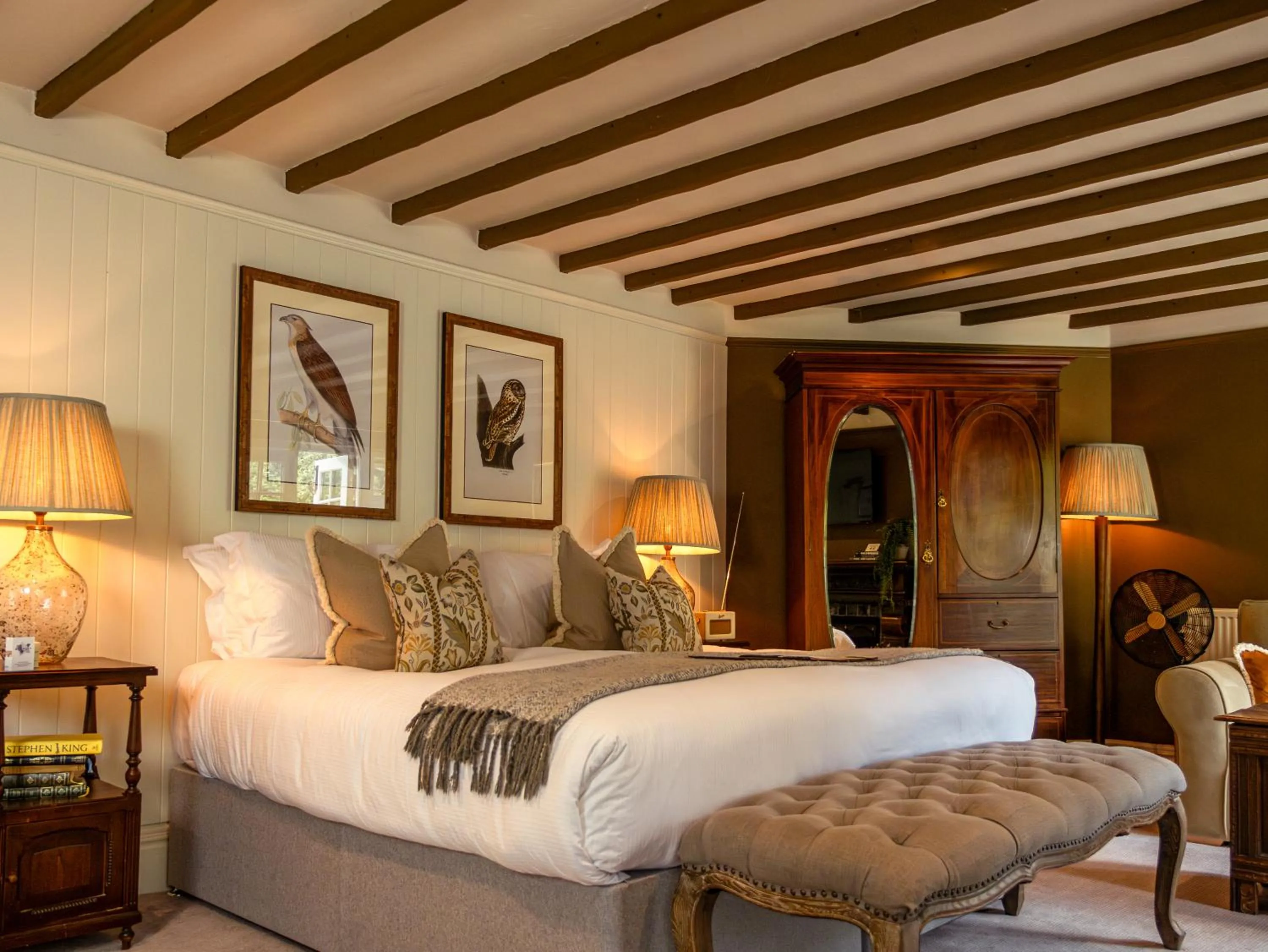 Photo of the whole room, Bed in High Corner Inn