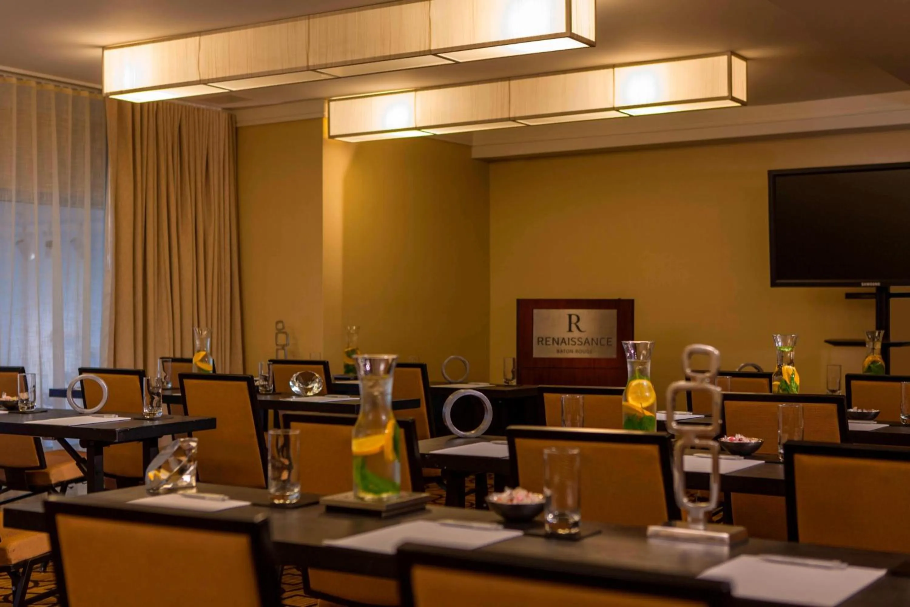 Meeting/conference room in Renaissance Baton Rouge Hotel