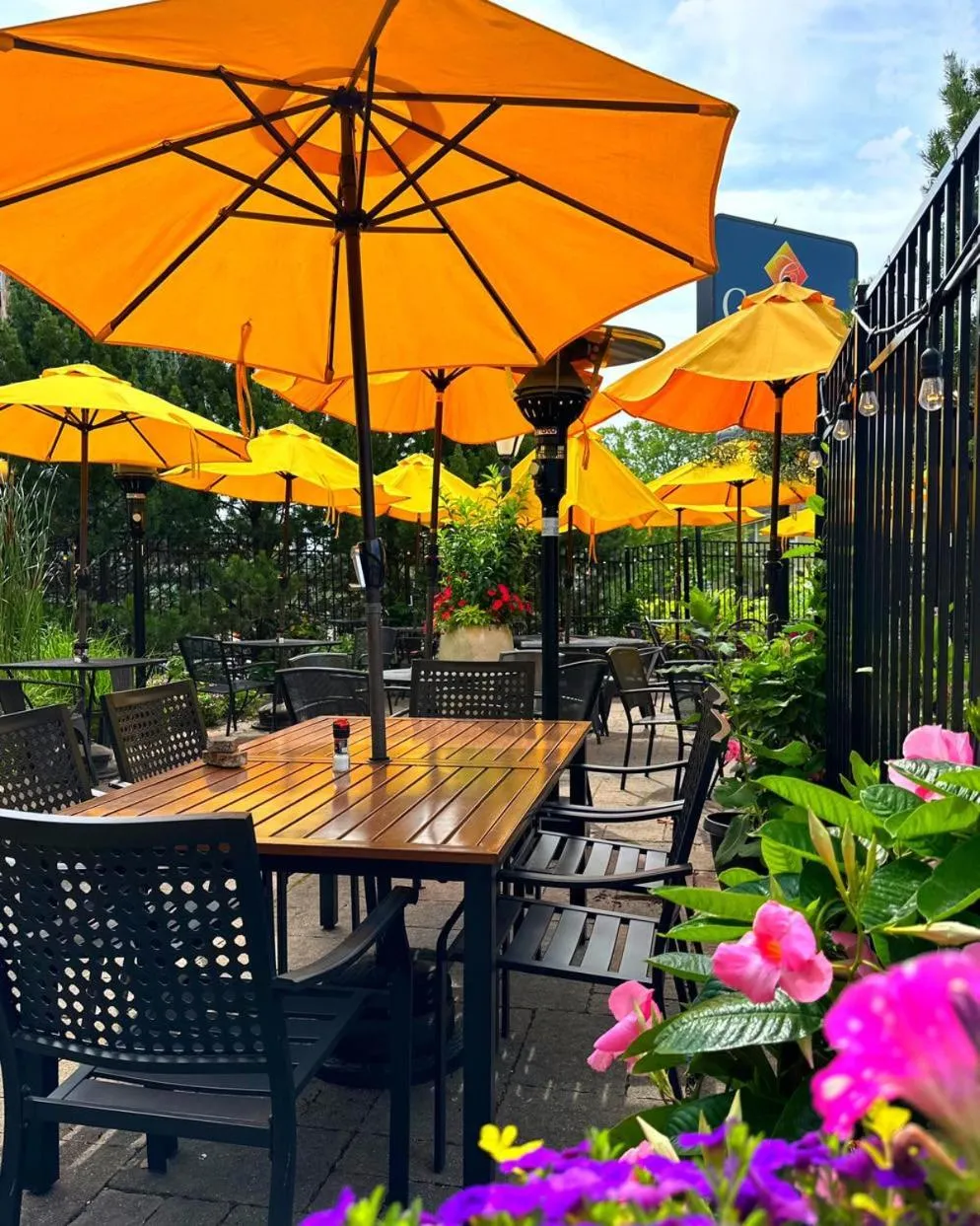 Restaurant/places to eat in Centerstone Plaza Hotel Soldiers Field - Mayo Clinic Area