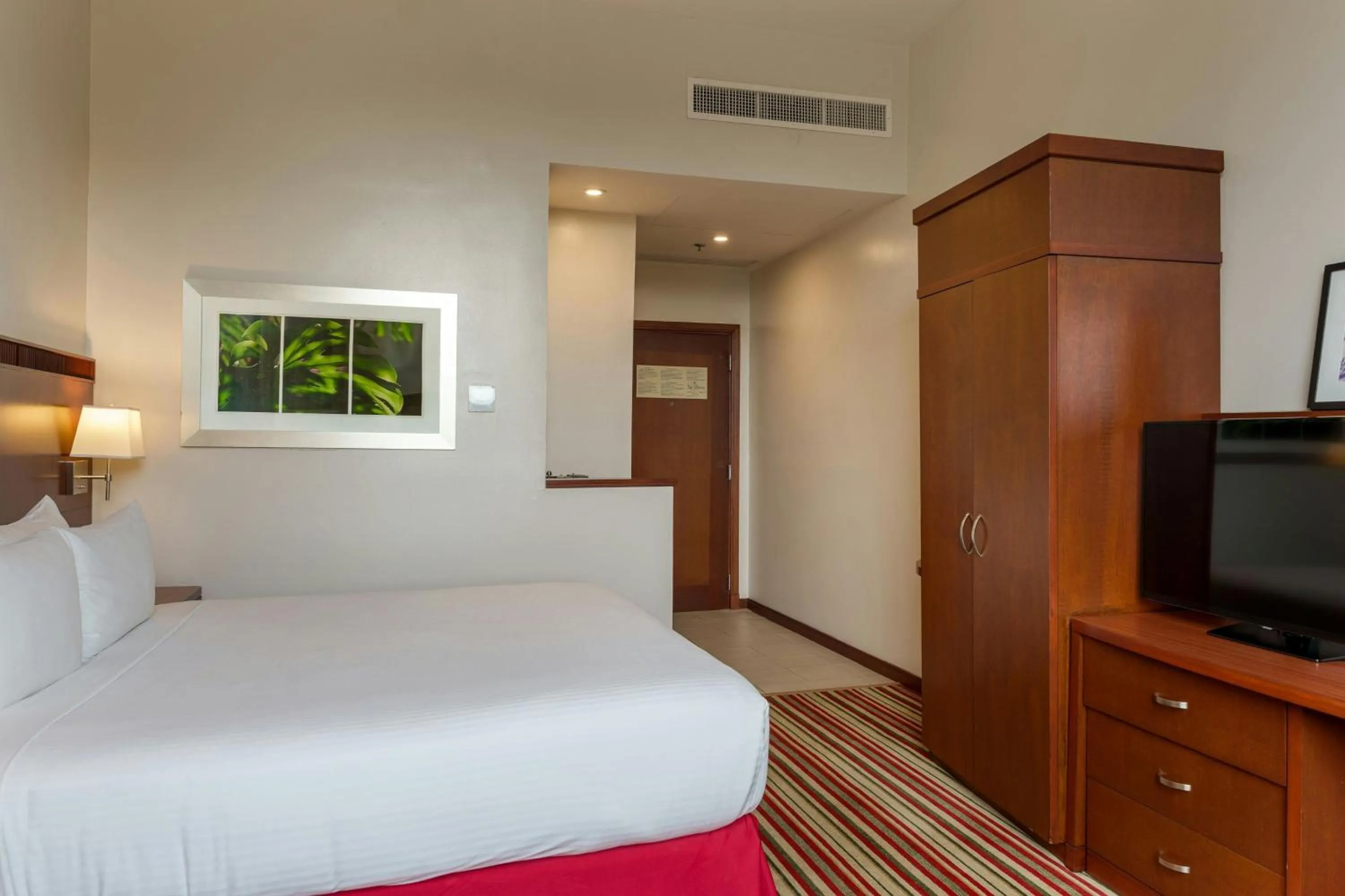 Photo of the whole room, Bed in Courtyard by Marriott Panama Multiplaza Mall