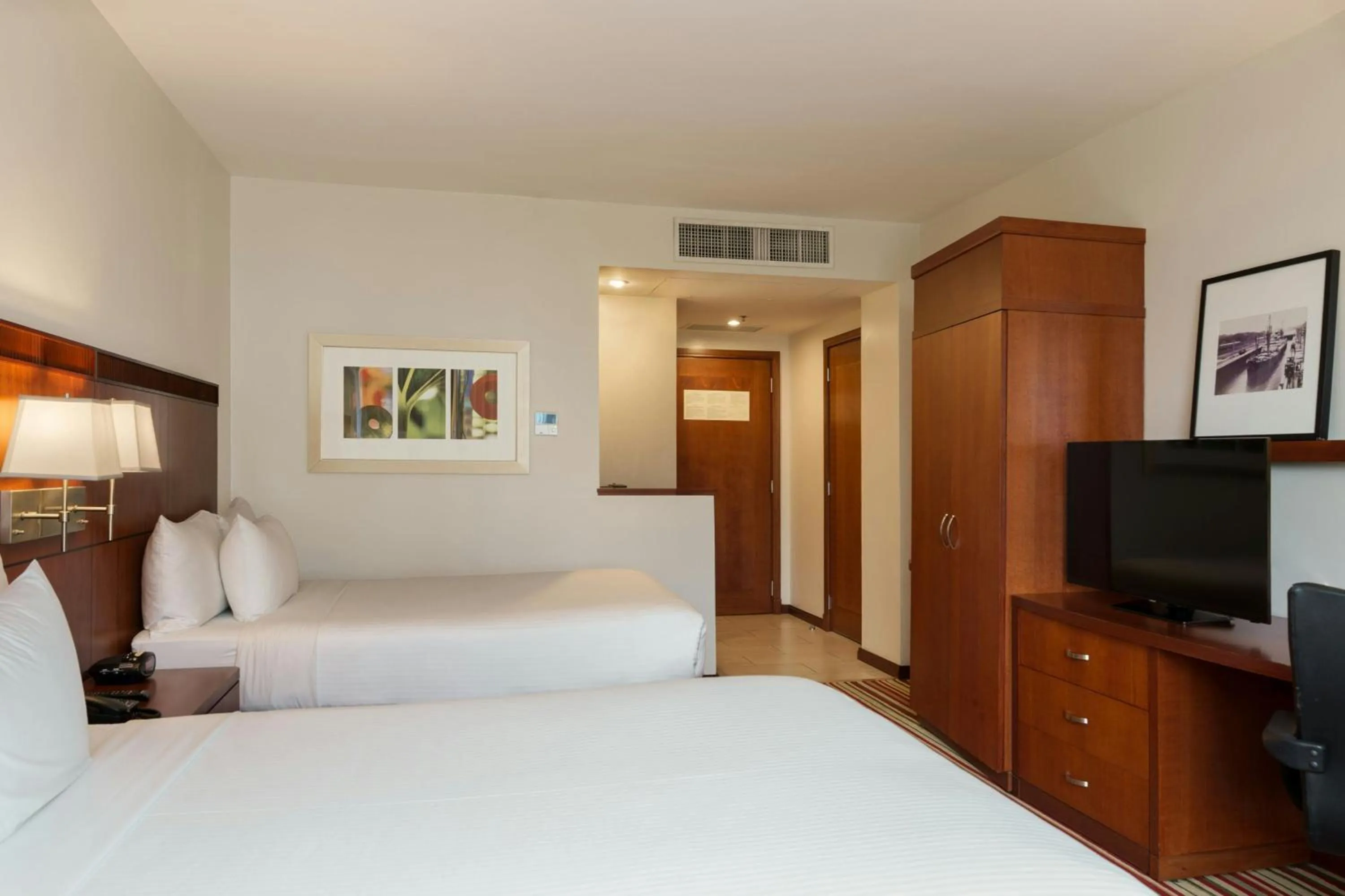 Photo of the whole room, Bed in Courtyard by Marriott Panama Multiplaza Mall