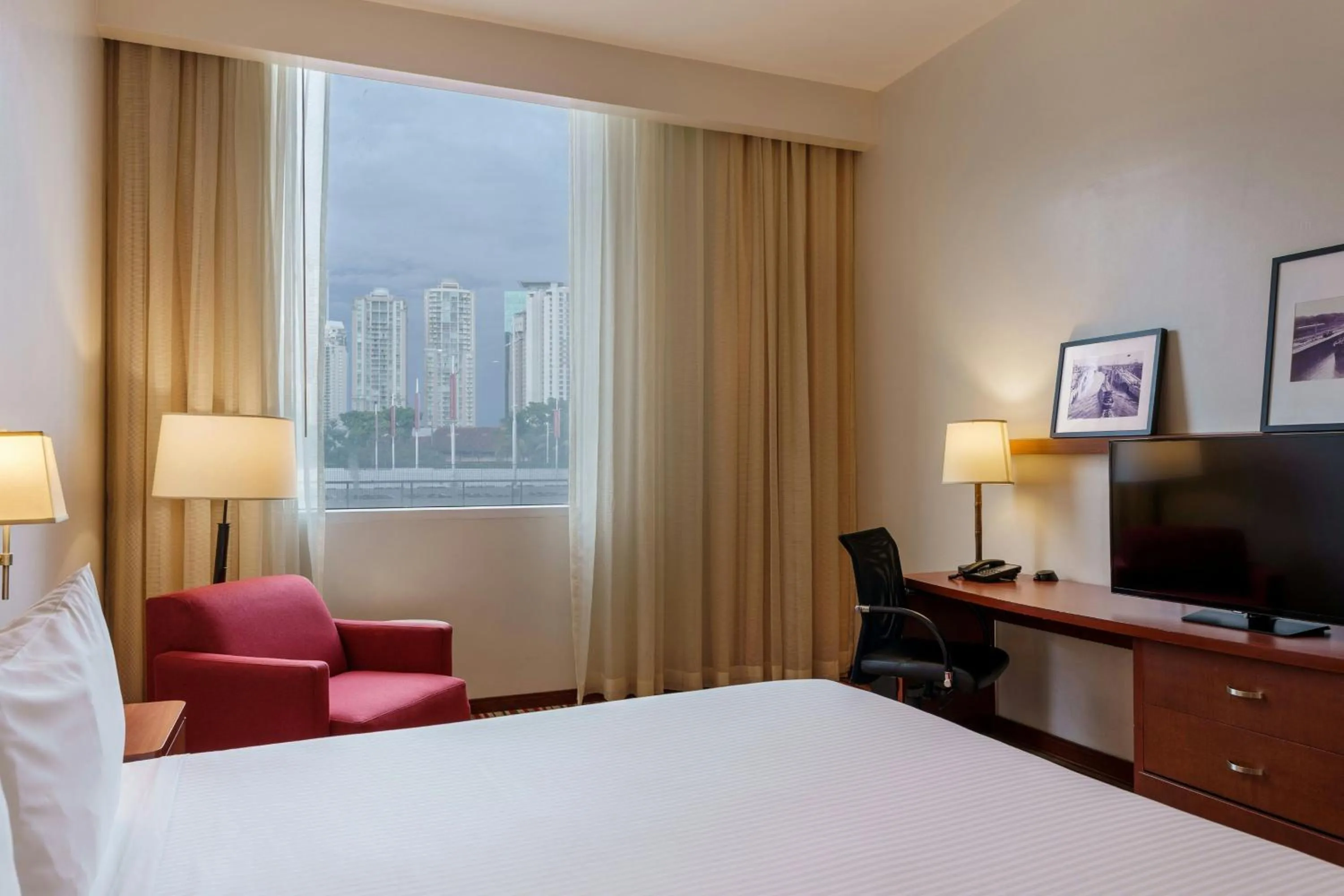 Photo of the whole room, Bed in Courtyard by Marriott Panama Multiplaza Mall