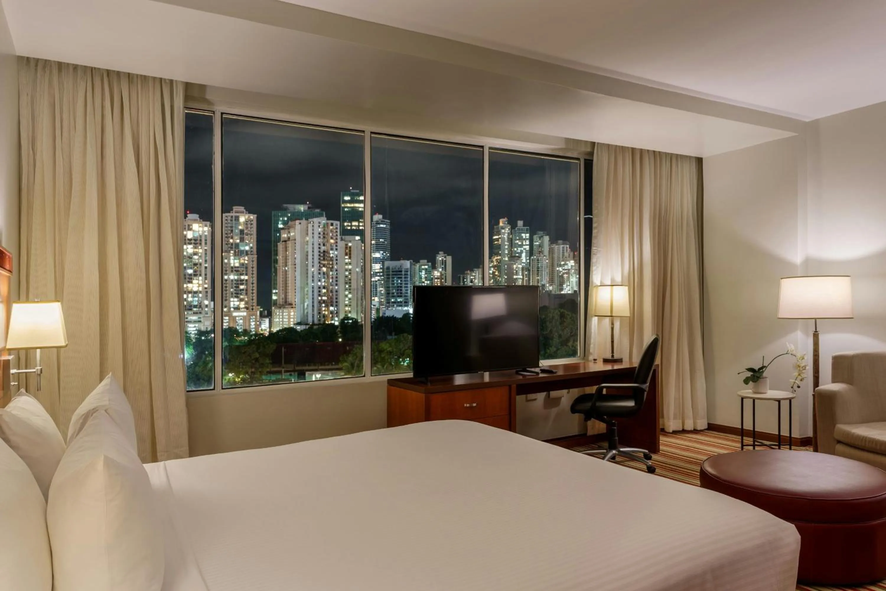 Photo of the whole room, Bed in Courtyard by Marriott Panama Multiplaza Mall