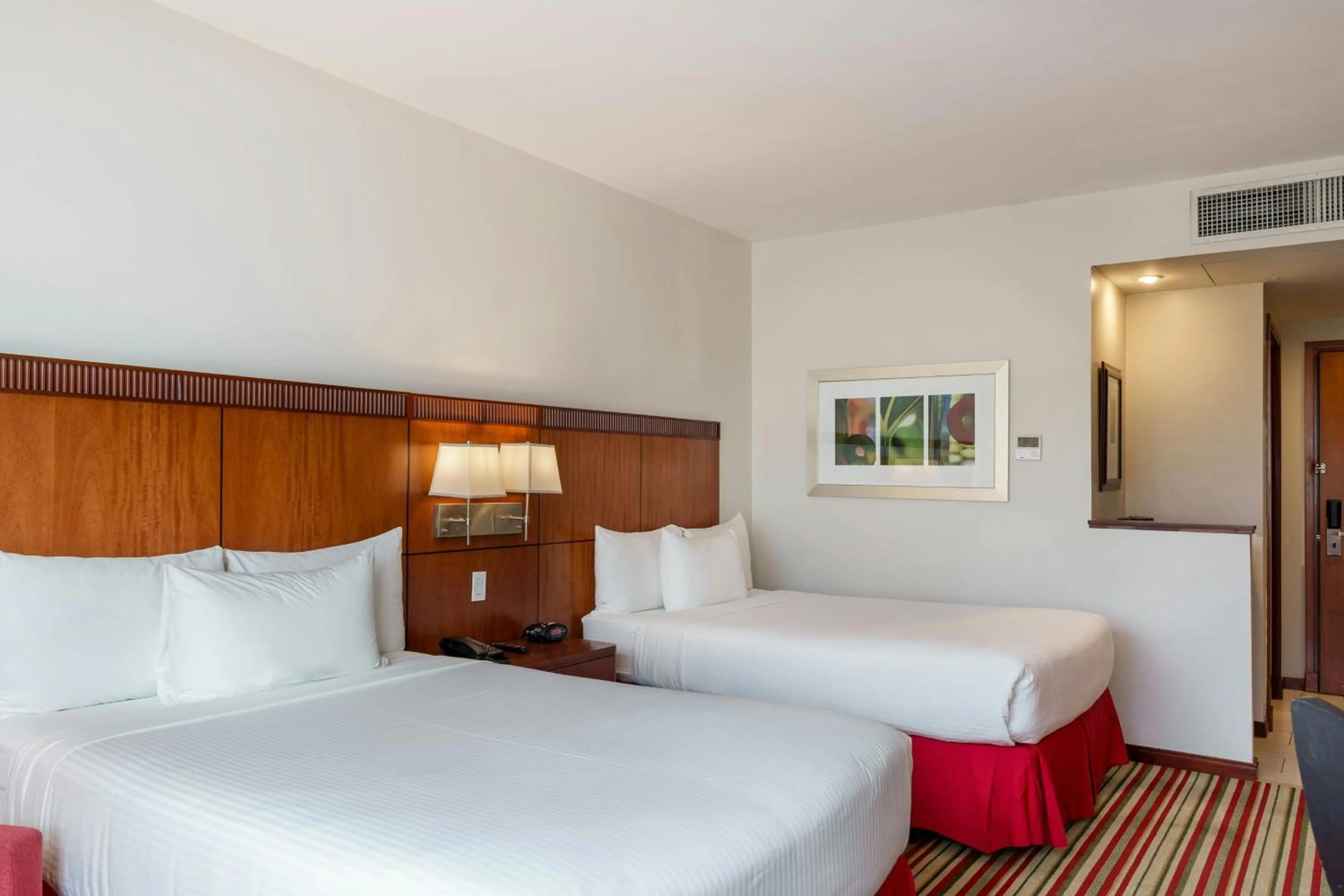 Photo of the whole room, Bed in Courtyard by Marriott Panama Multiplaza Mall