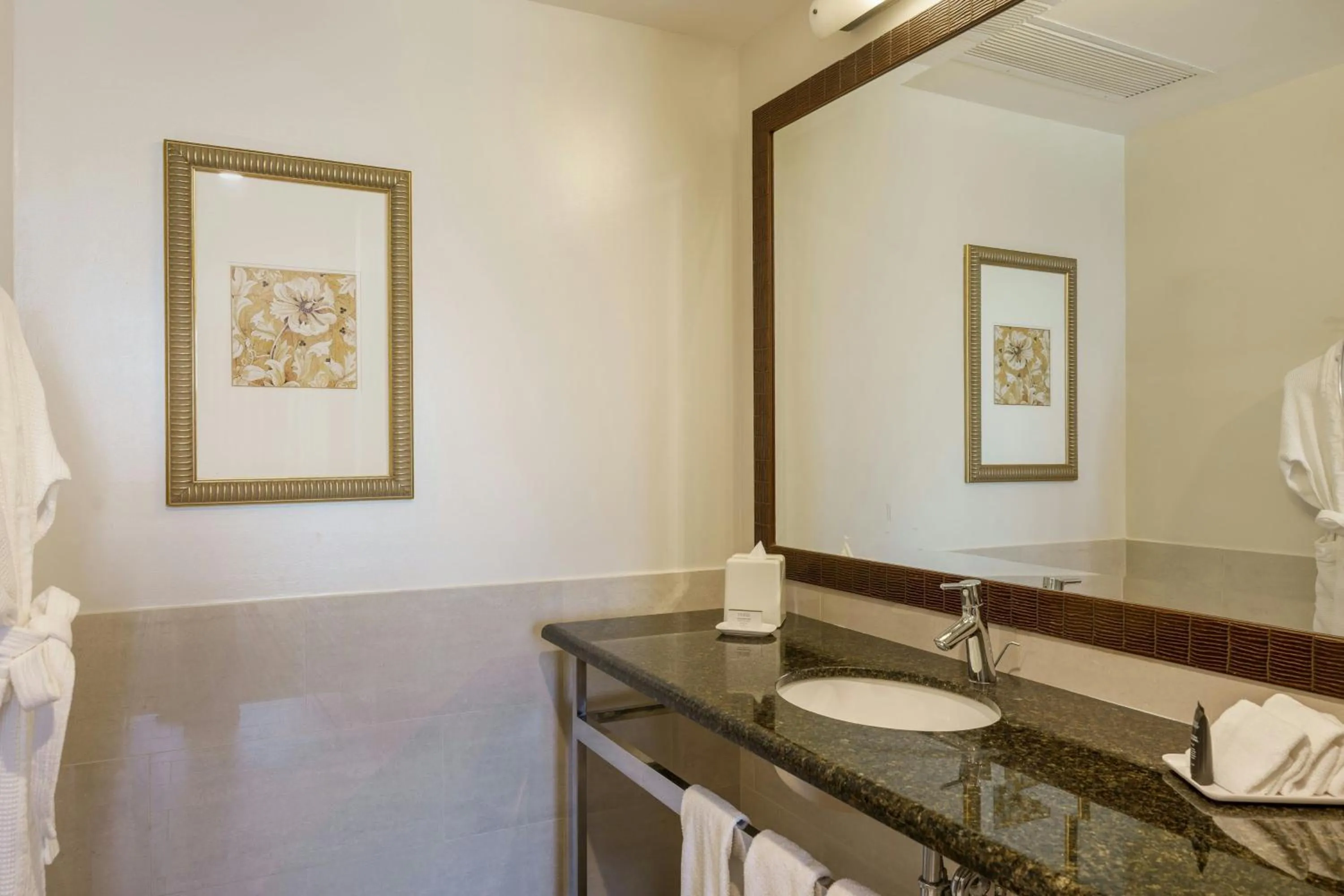 Bathroom in Courtyard by Marriott Panama Multiplaza Mall