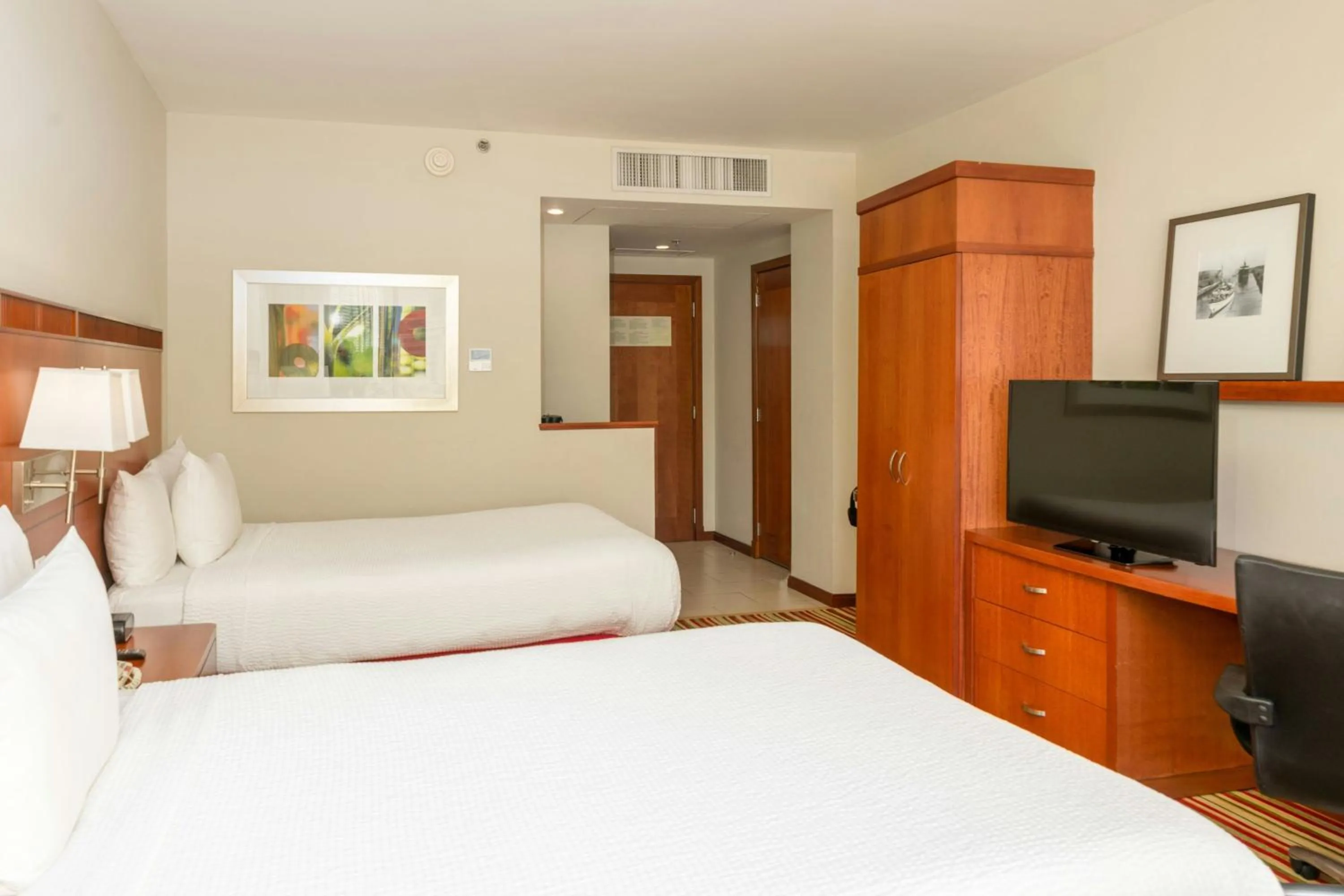 Photo of the whole room, Bed in Courtyard by Marriott Panama Multiplaza Mall