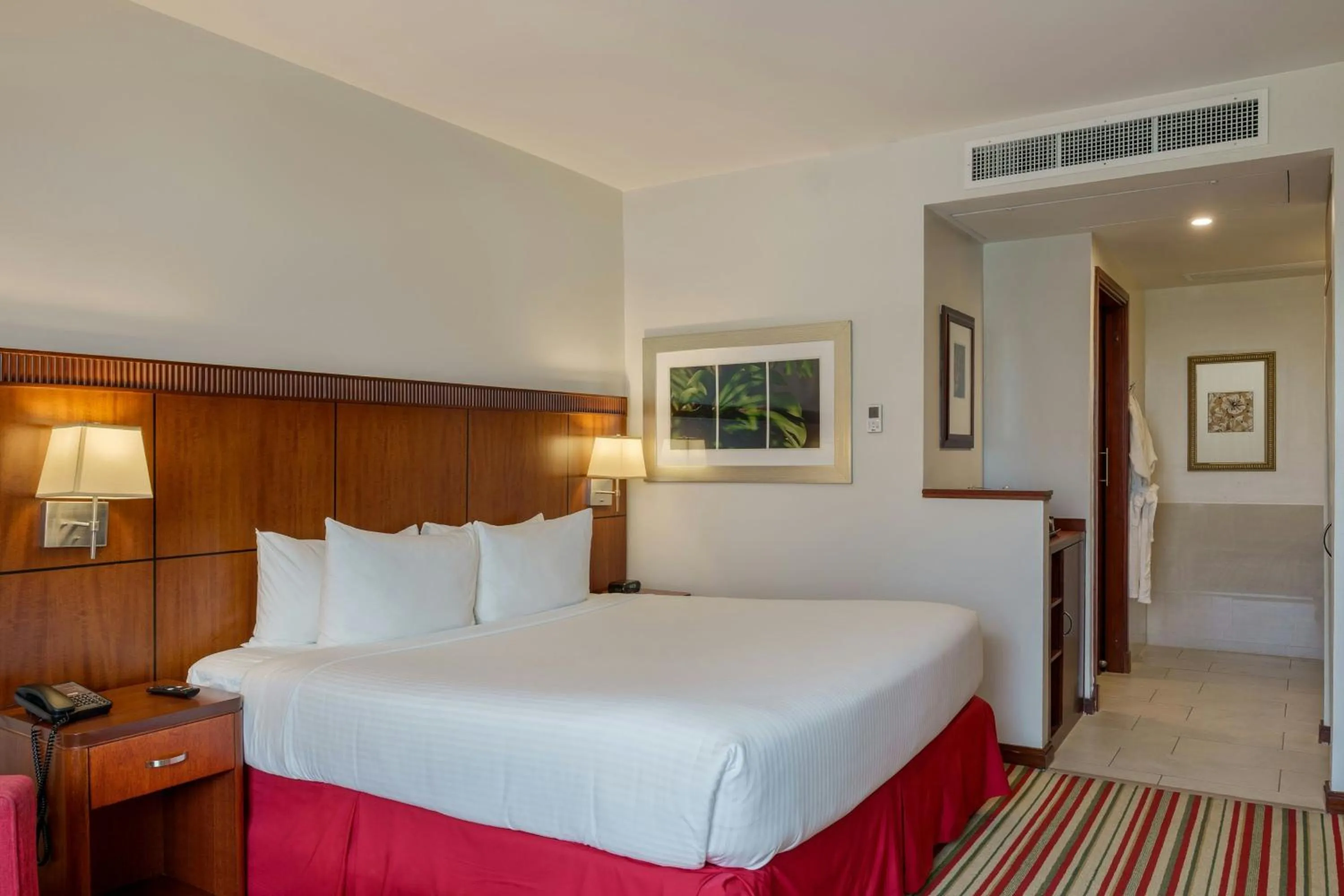 Photo of the whole room, Bed in Courtyard by Marriott Panama Multiplaza Mall