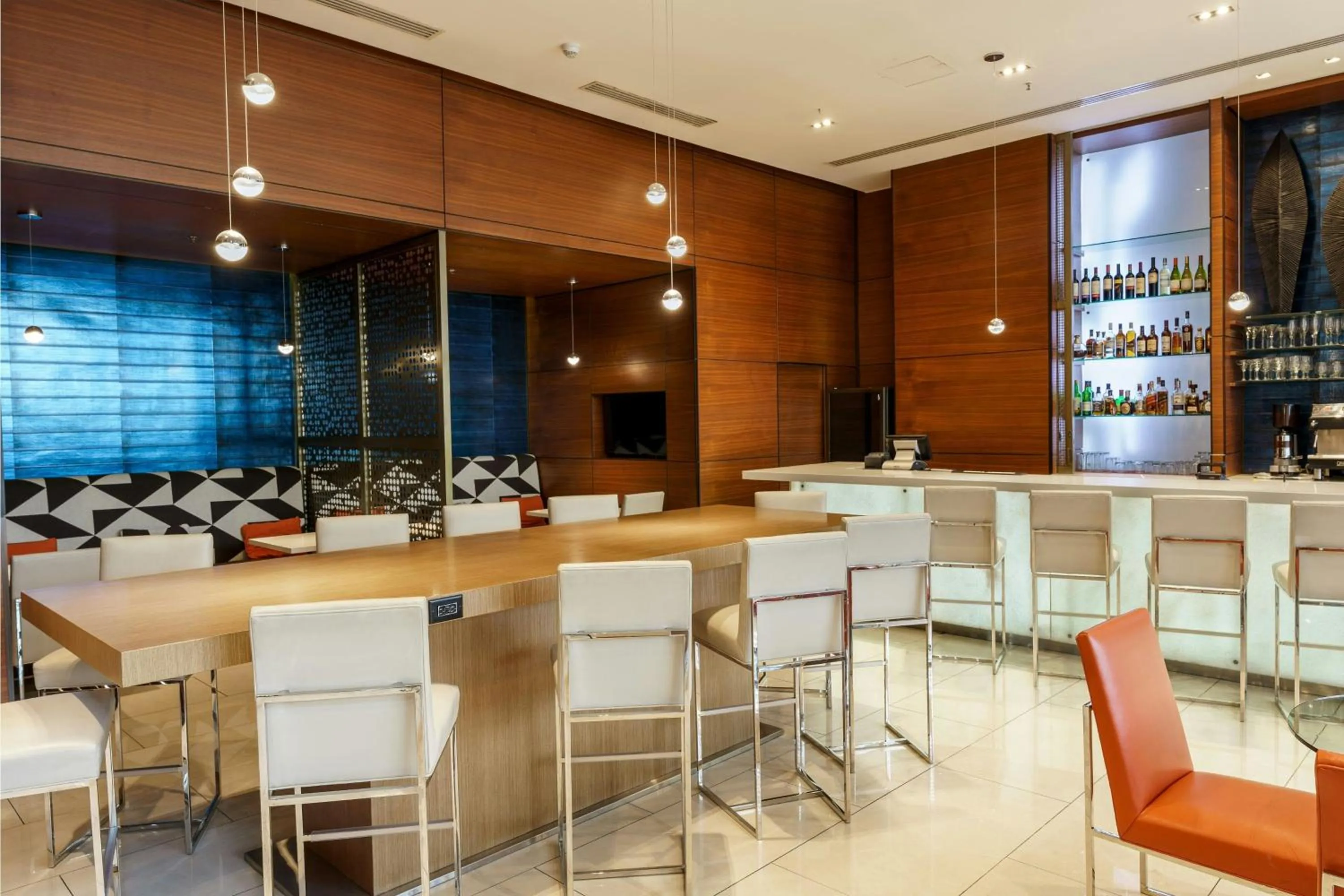 Lounge or bar in Courtyard by Marriott Panama Multiplaza Mall