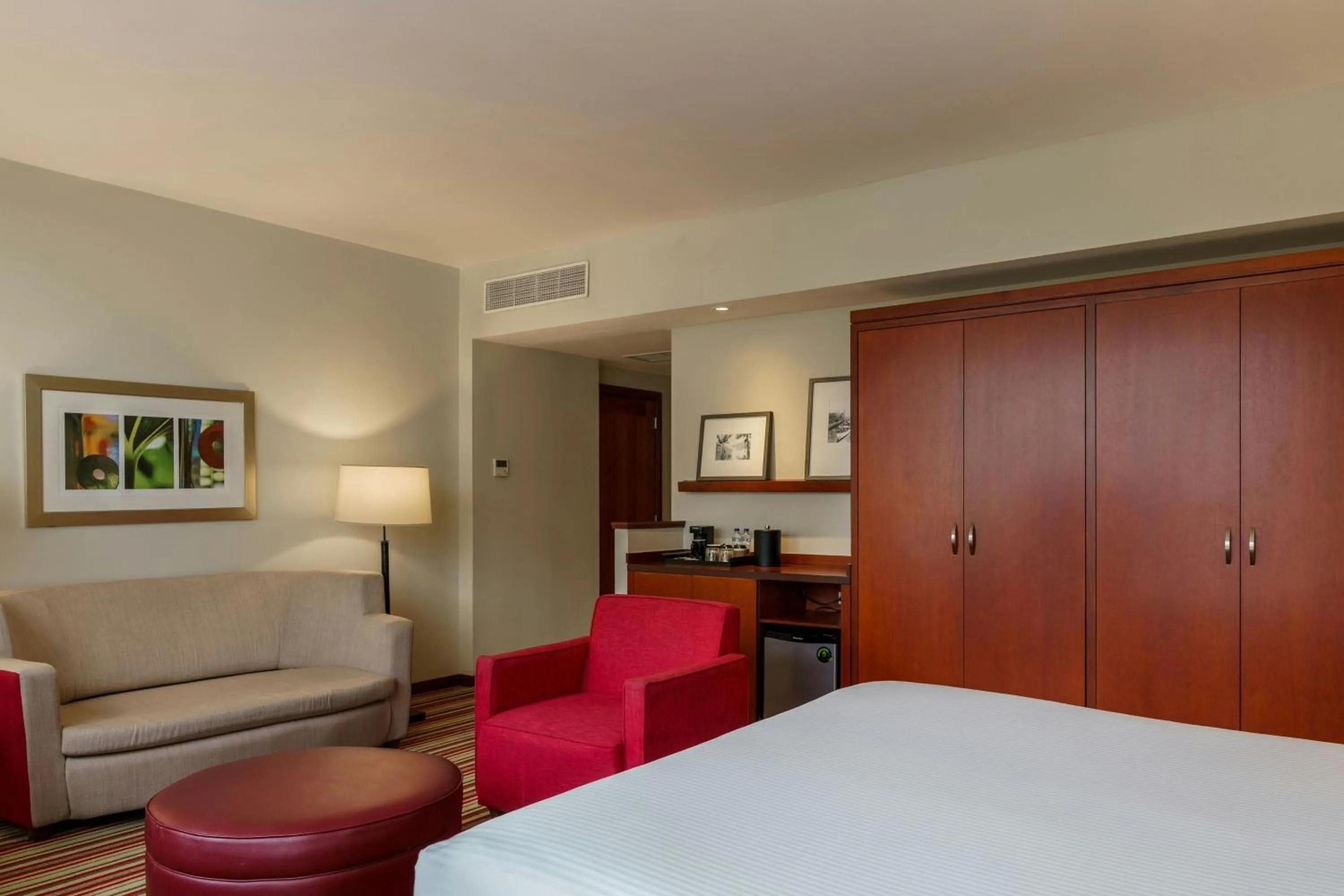 Photo of the whole room, Bed in Courtyard by Marriott Panama Multiplaza Mall